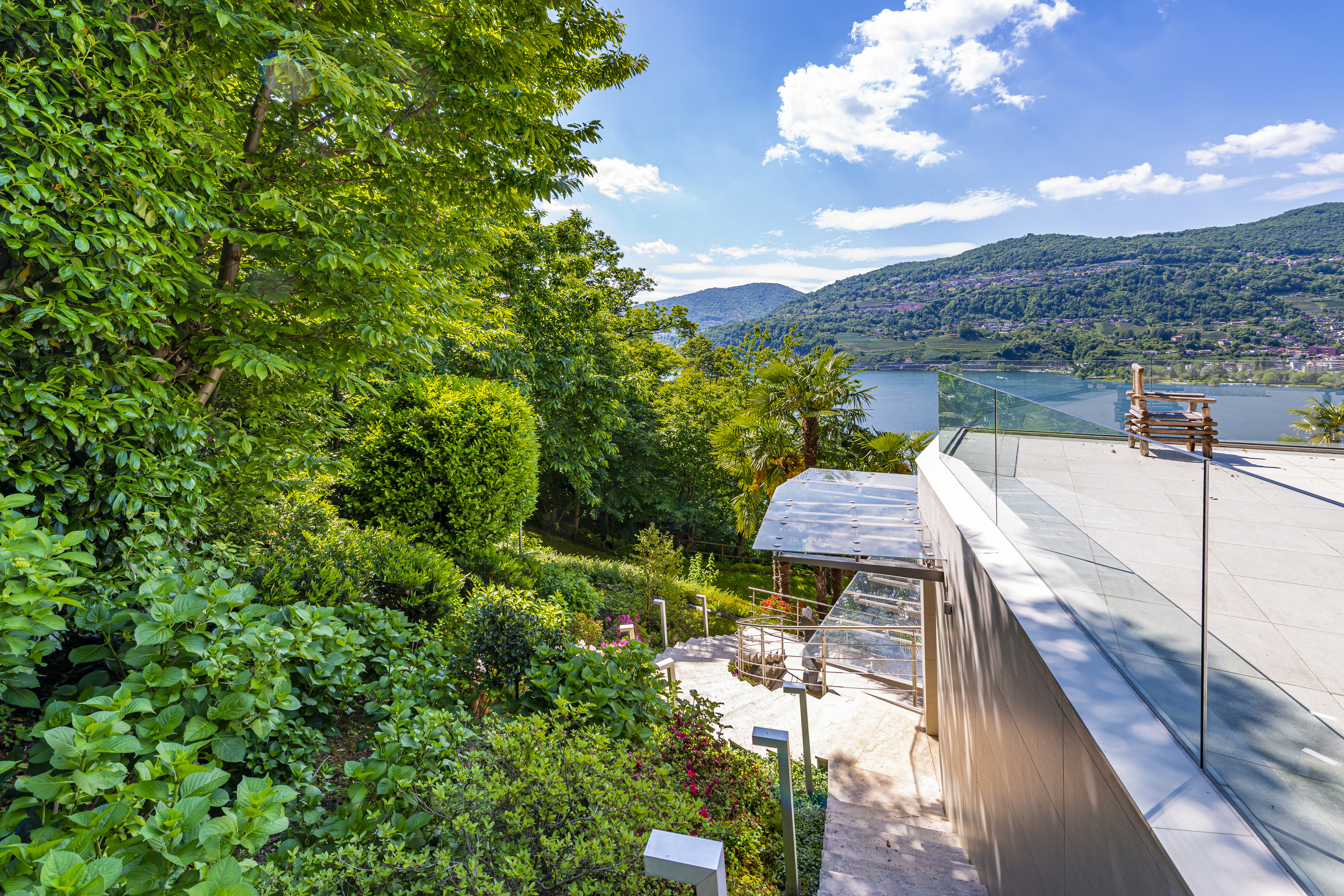 Tropischer Hangblick mit Terrasse