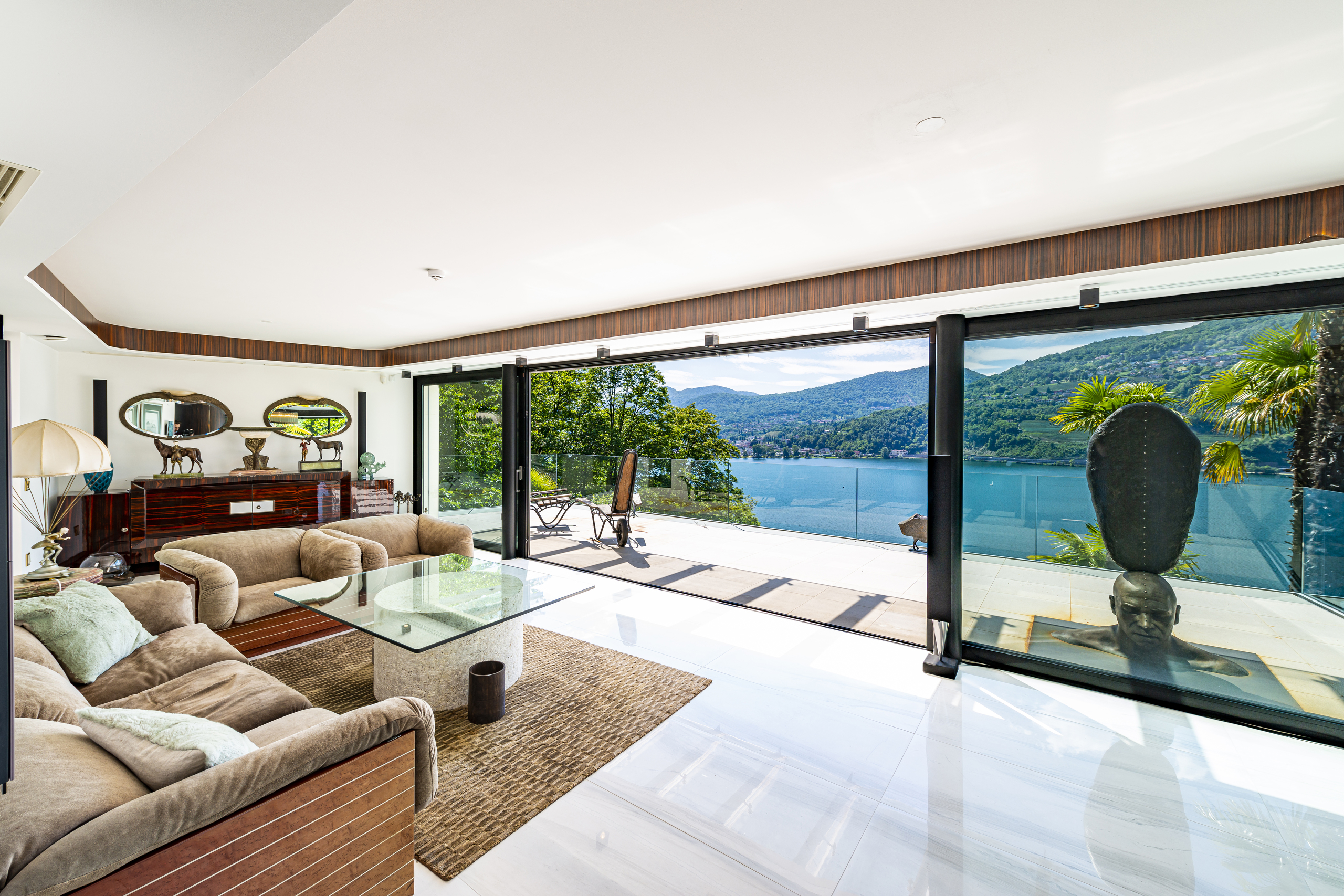 Luxuriöses Wohnzimmer mit Panoramablick