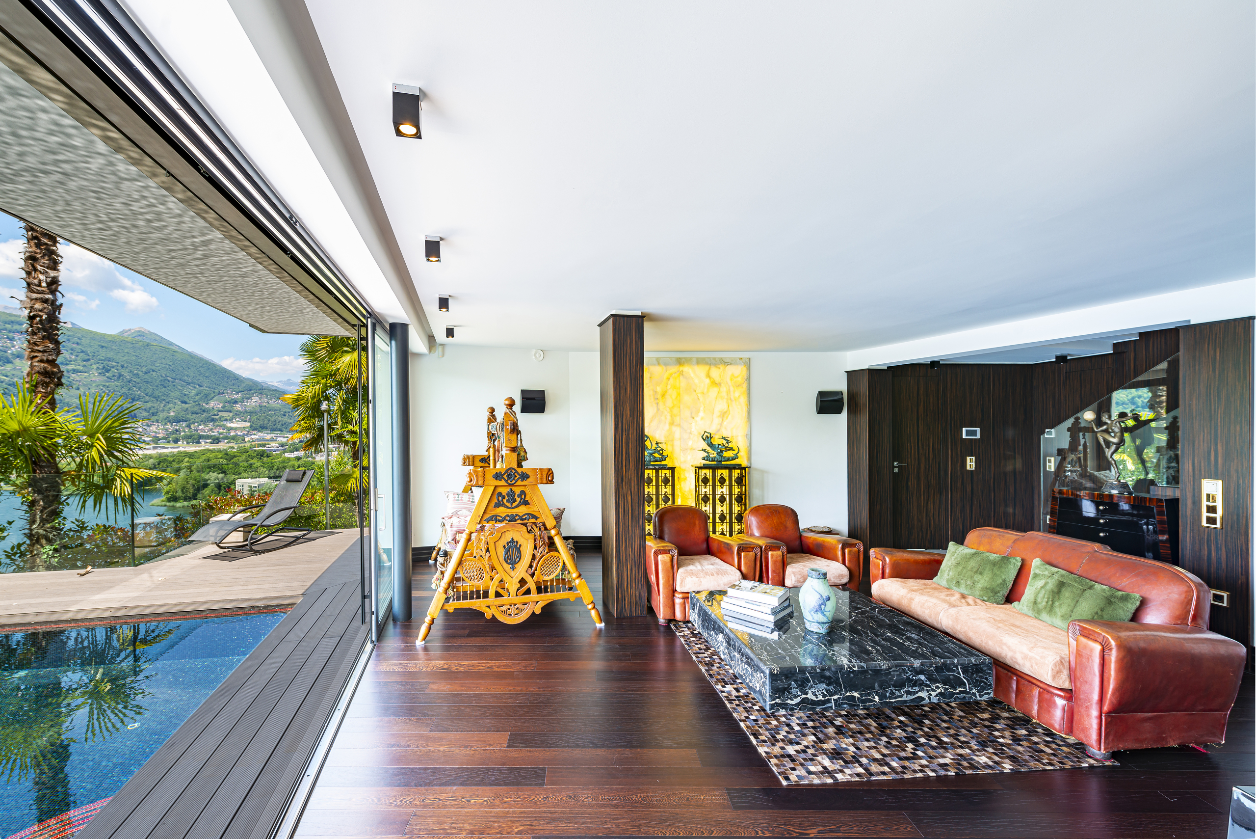 Luxuriöses Wohnzimmer mit Panoramablick auf Terrasse und Pool