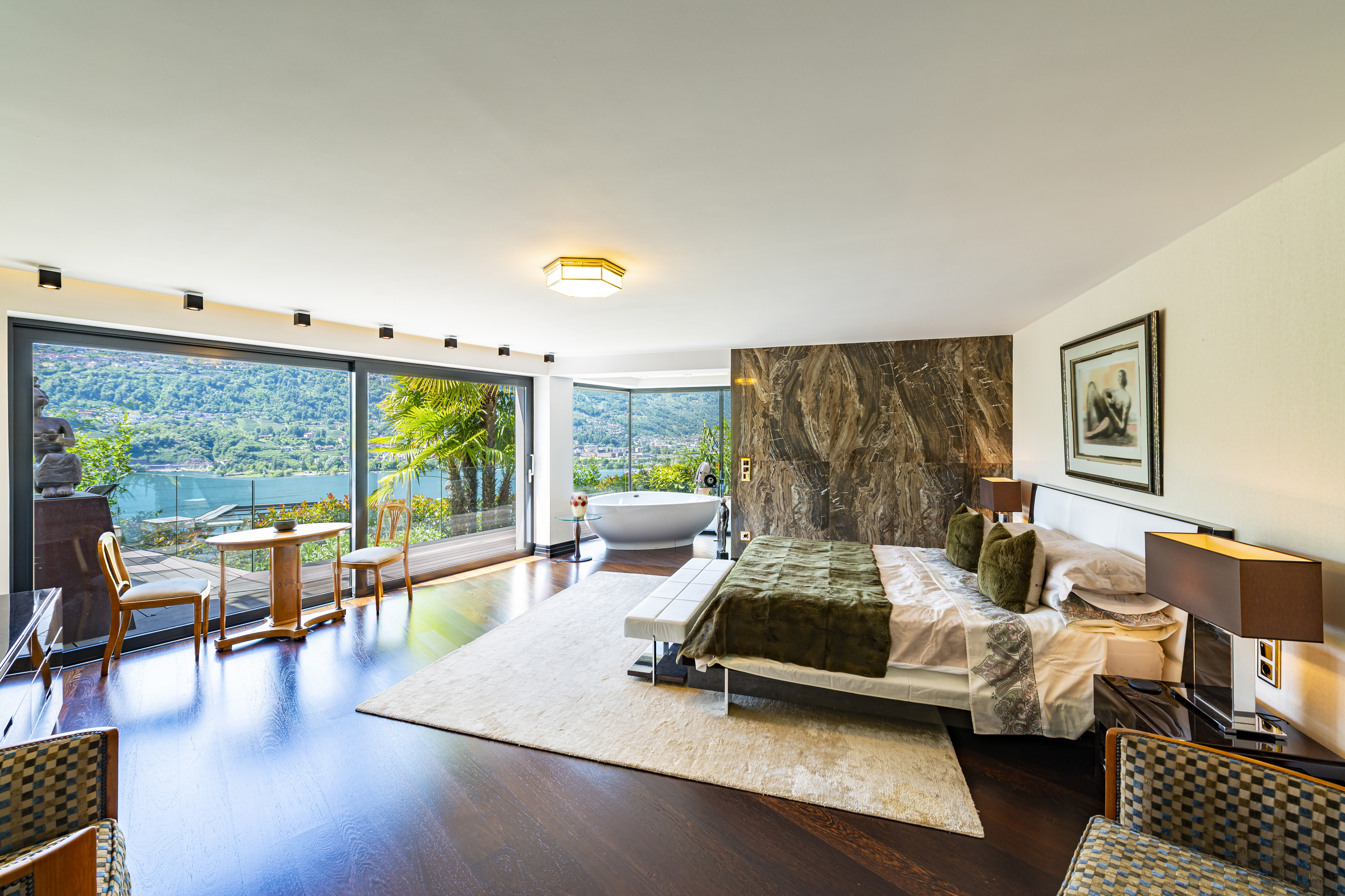 Schlafzimmer mit Panoramablick und Badewanne