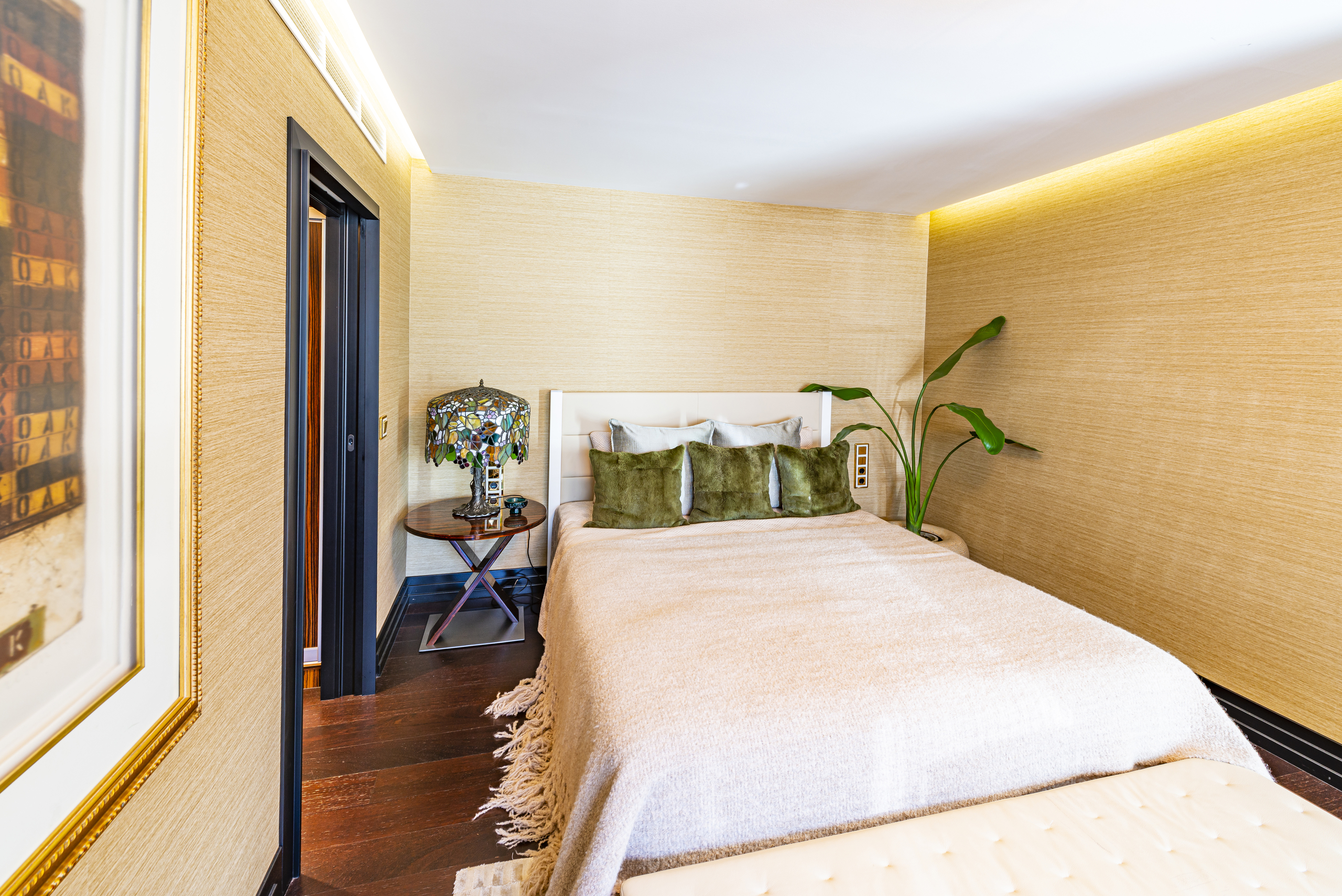 Gemütliches Schlafzimmer mit warmer Beleuchtung
