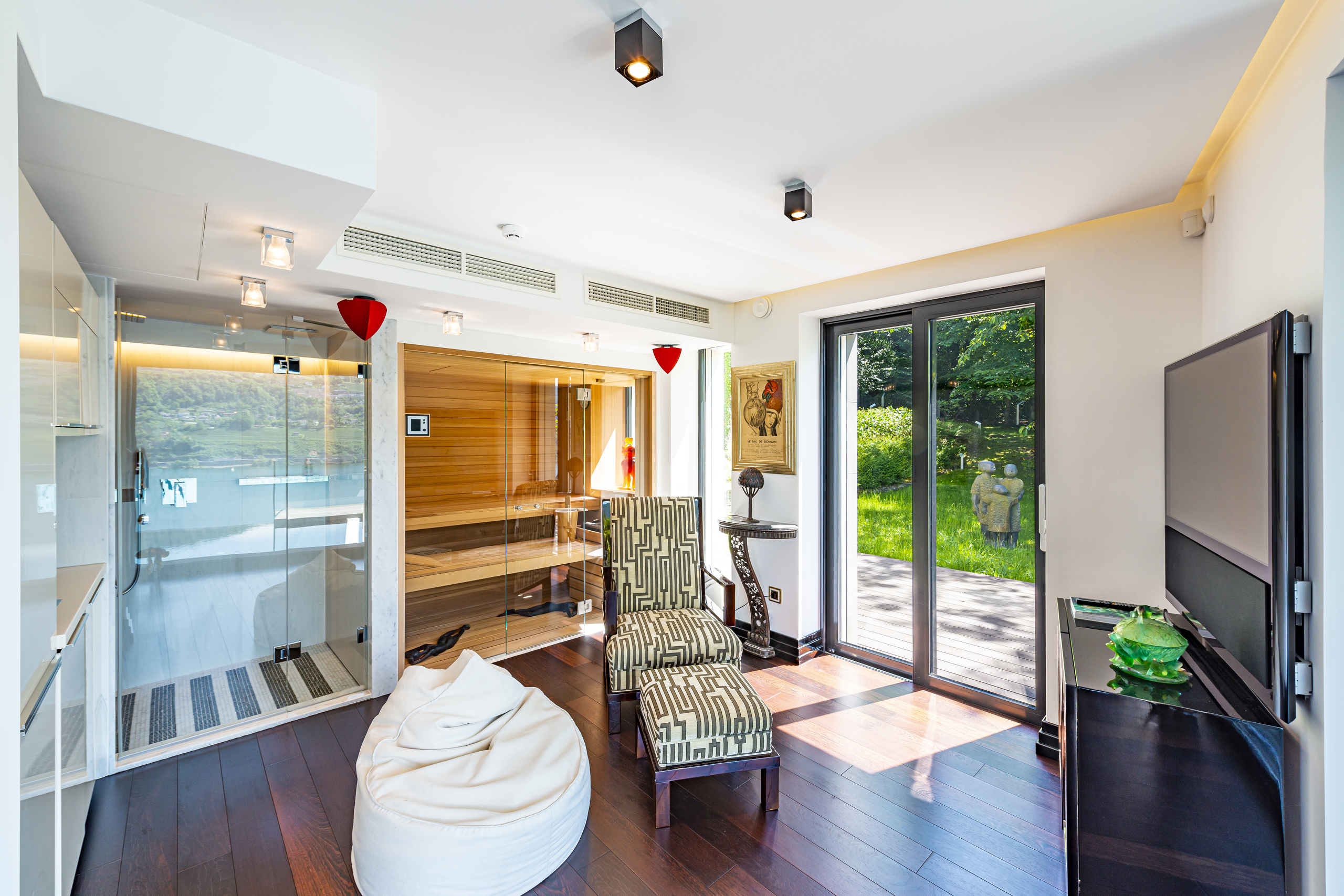 Moderner Wohnraum mit Wellnessbereich und Gartenblick