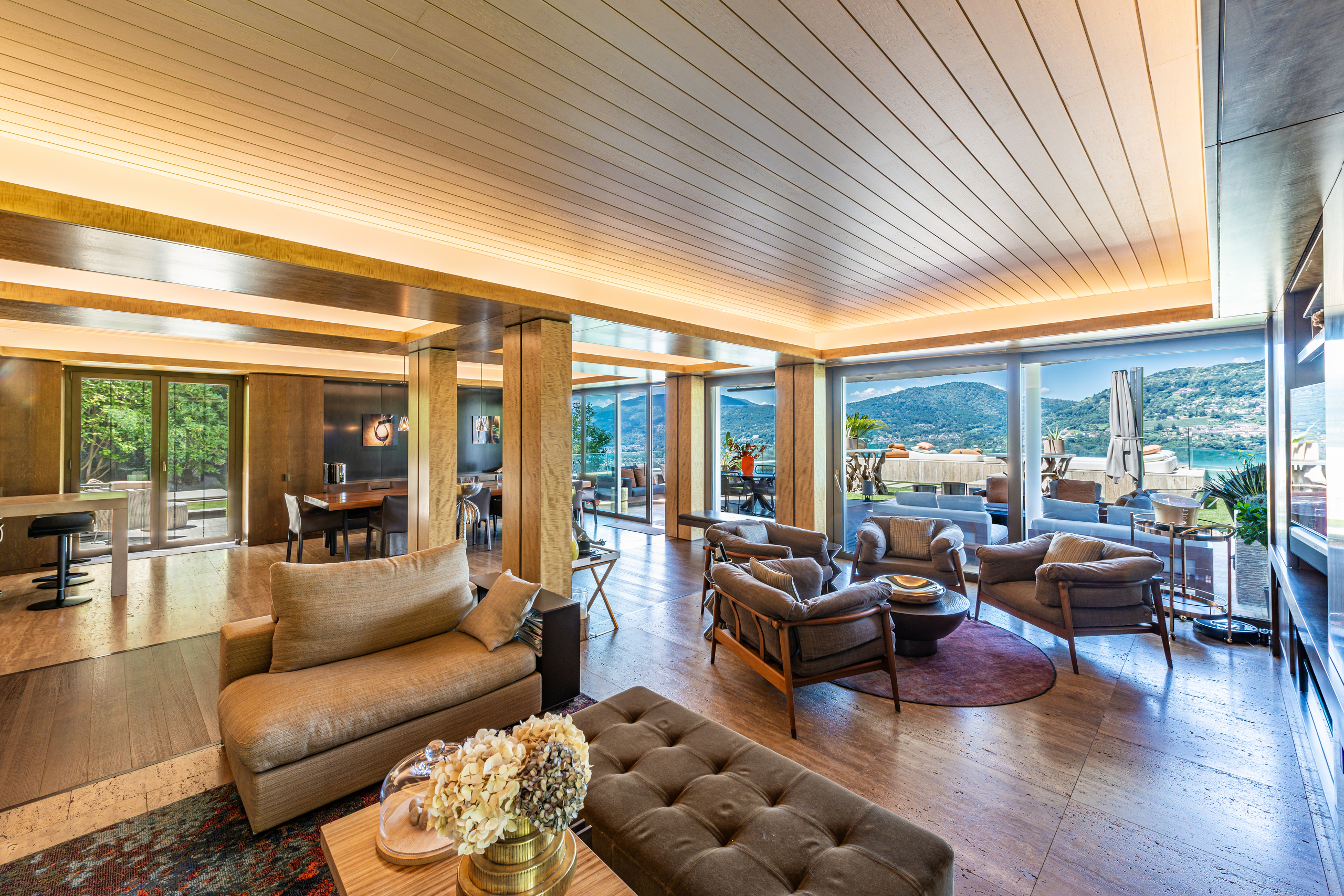 Großzügiges Wohnzimmer mit Panoramablick
