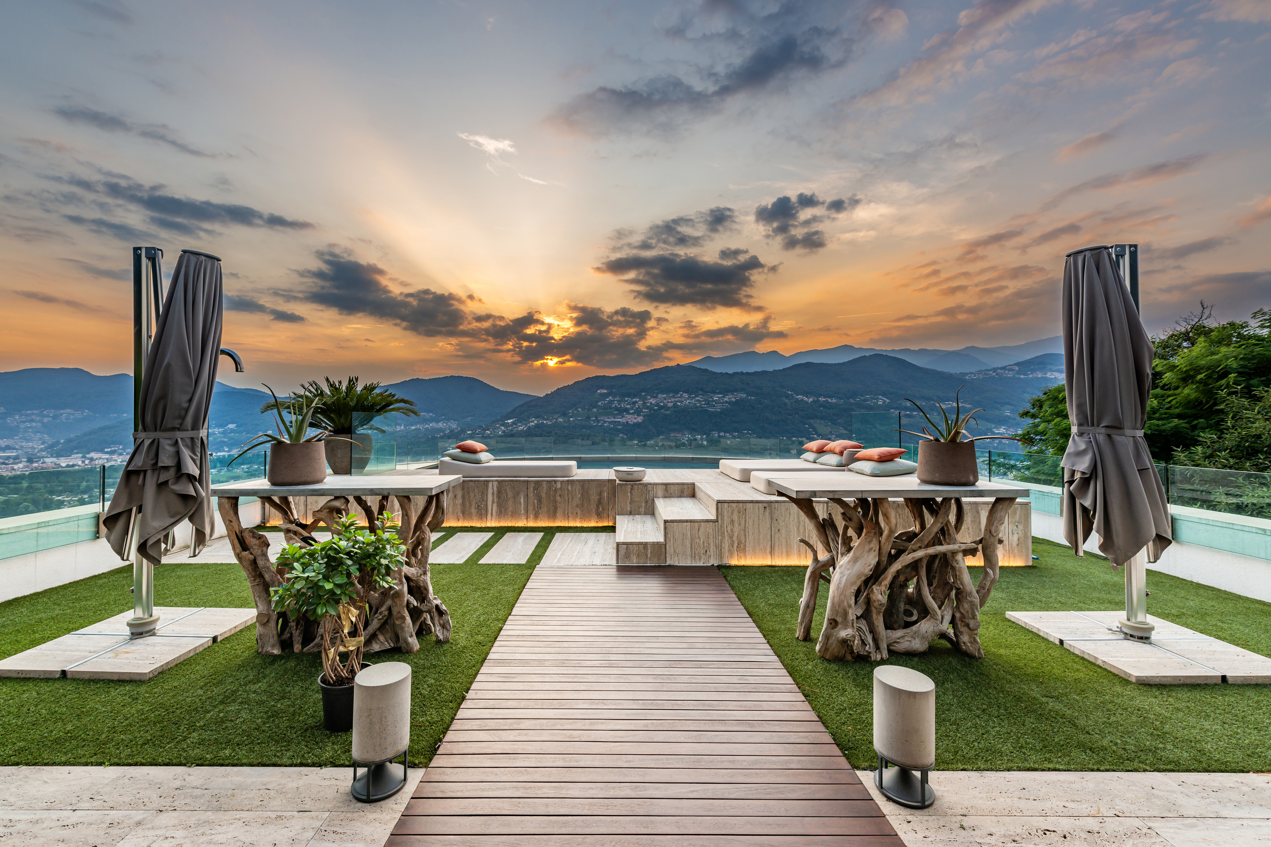 Luxuriöse Terrasse mit Panoramablick bei Sonnenuntergang