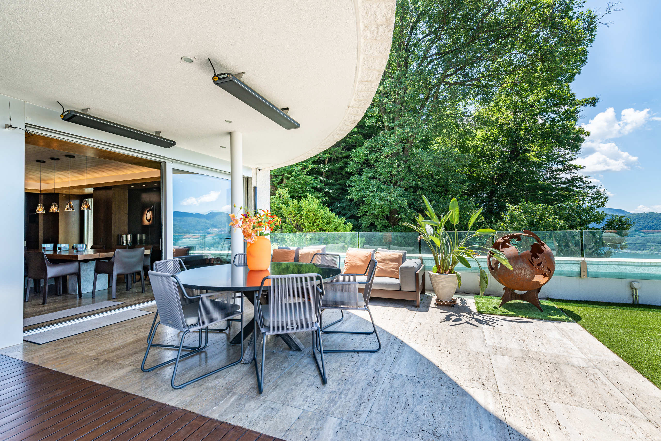 Großzügige Außen-Terrasse mit Blick ins Grüne