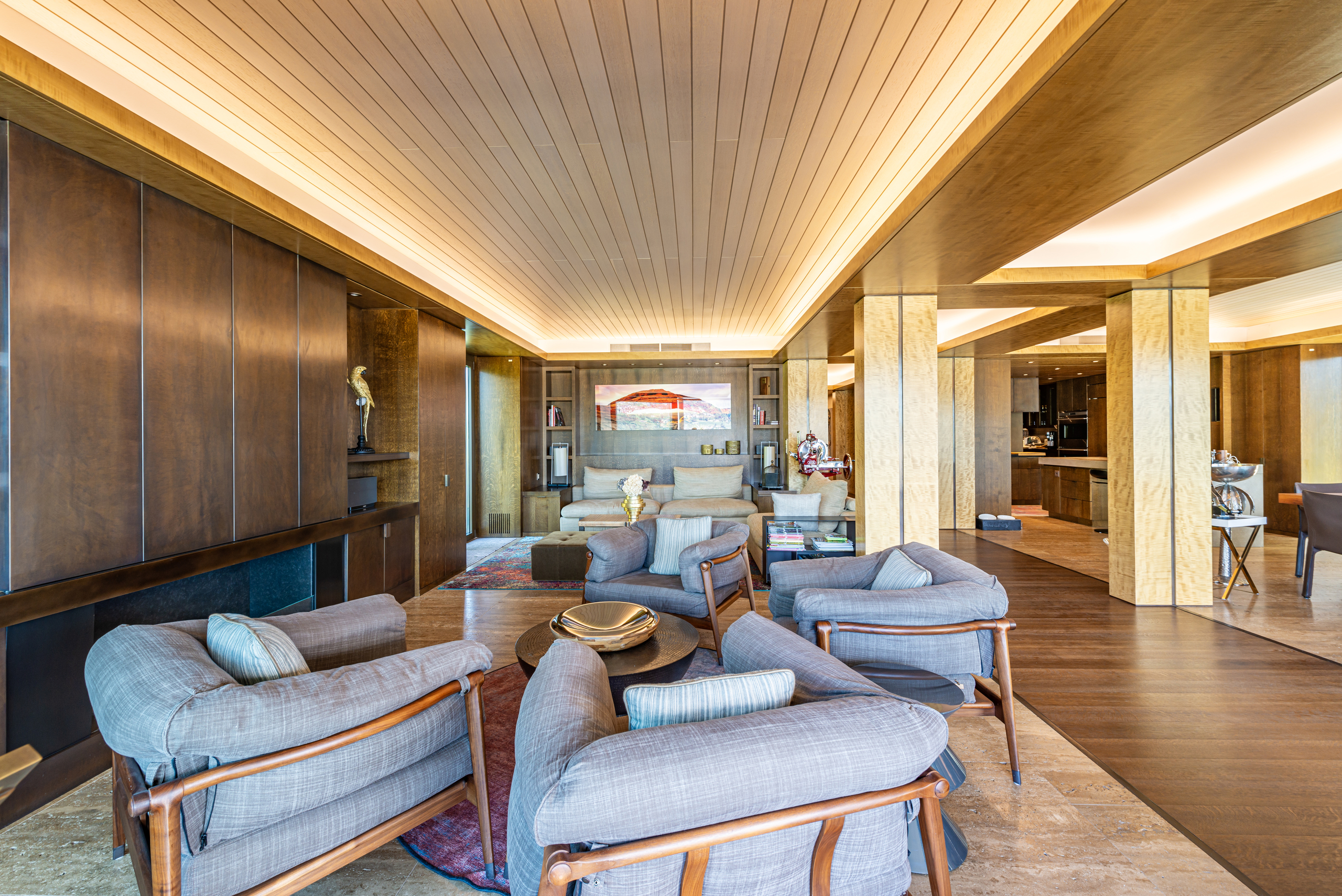 Luxuriöses Wohnzimmer mit offener Raumwirkung