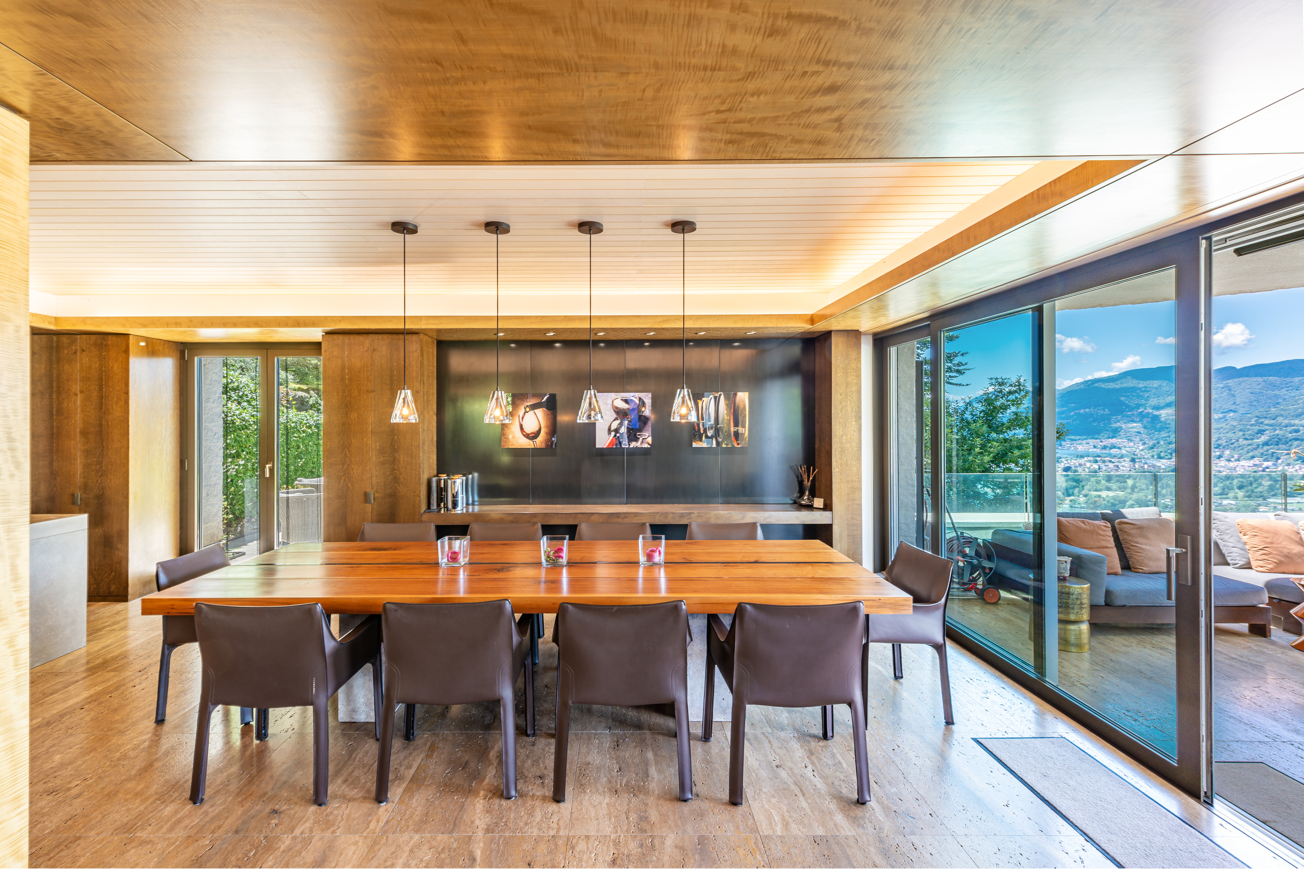 Modernes Esszimmer mit Panoramablick