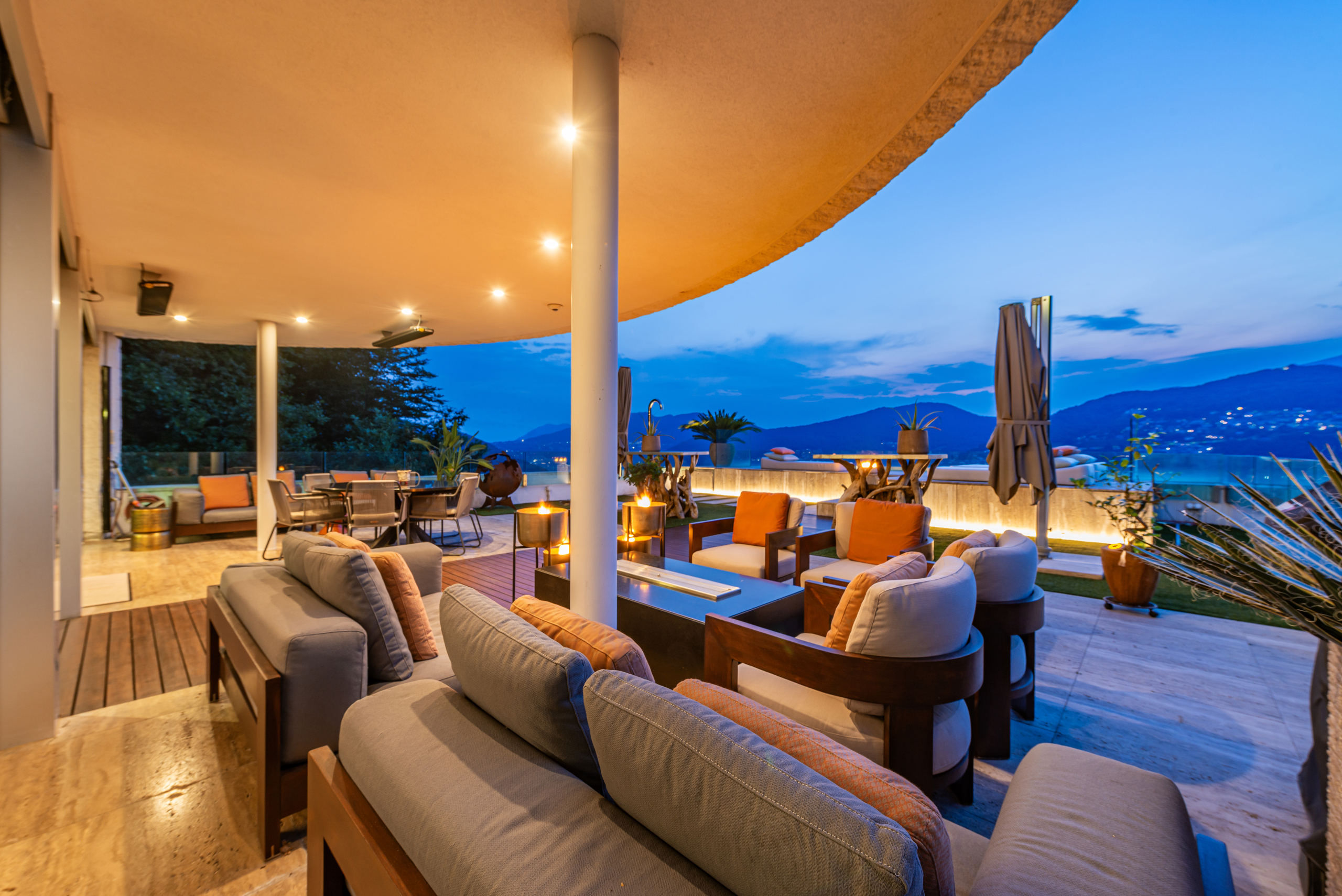 Luxuriöse Dachterrasse bei Abenddämmerung