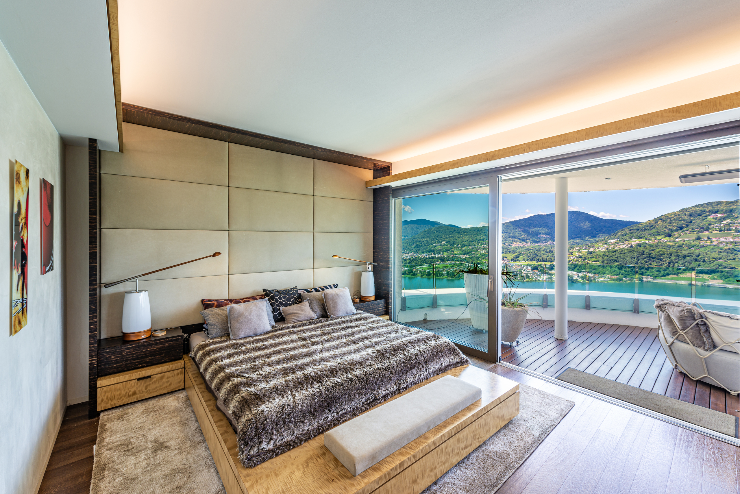 Modernes Schlafzimmer mit Panoramablick