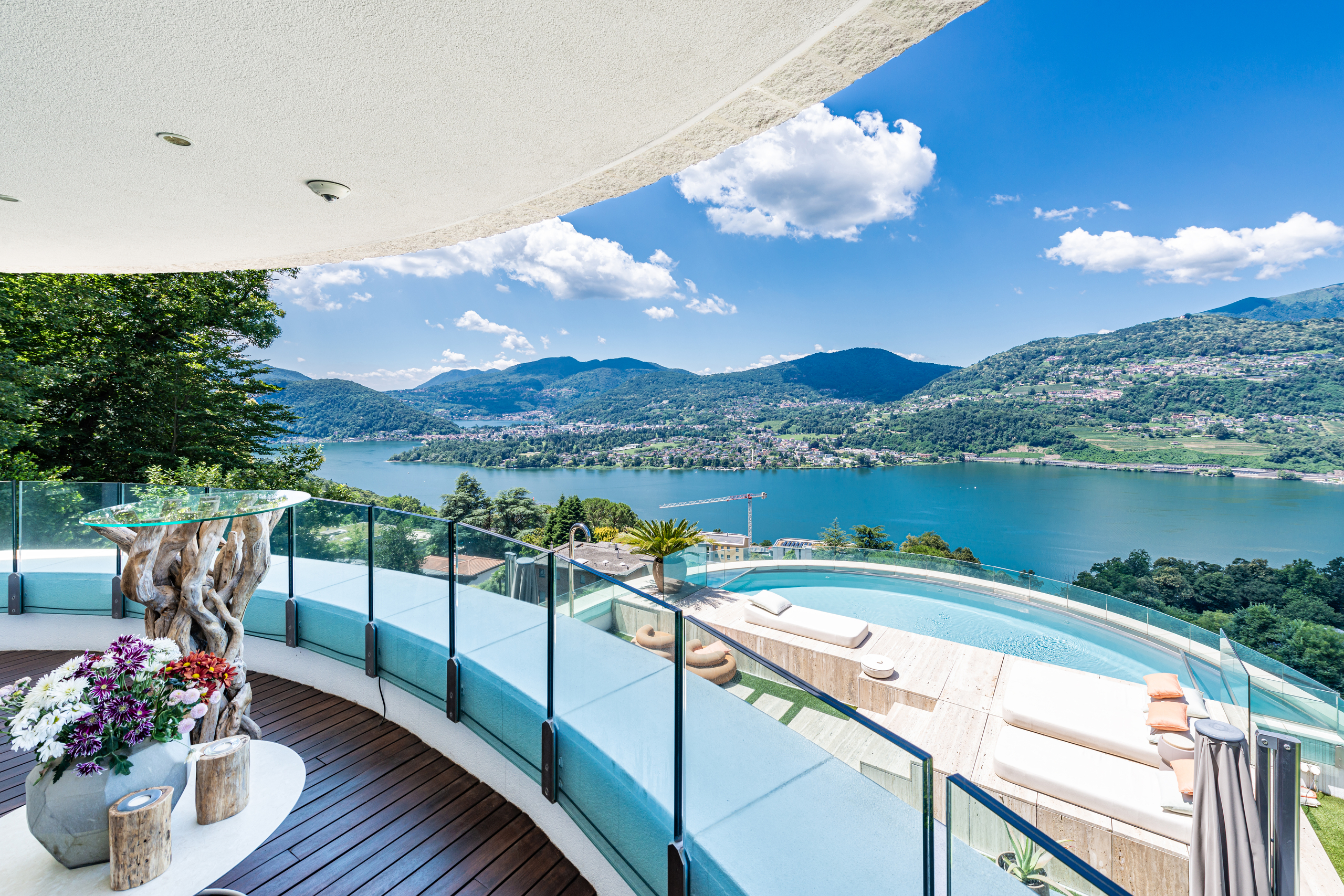 Luxuriöse Terrasse mit Seeblick