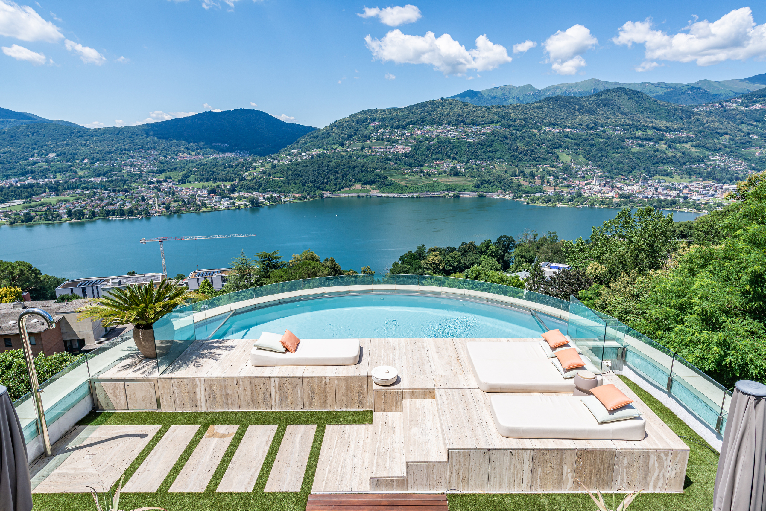 Luxuriöse Terrasse mit Pool und Seeblick