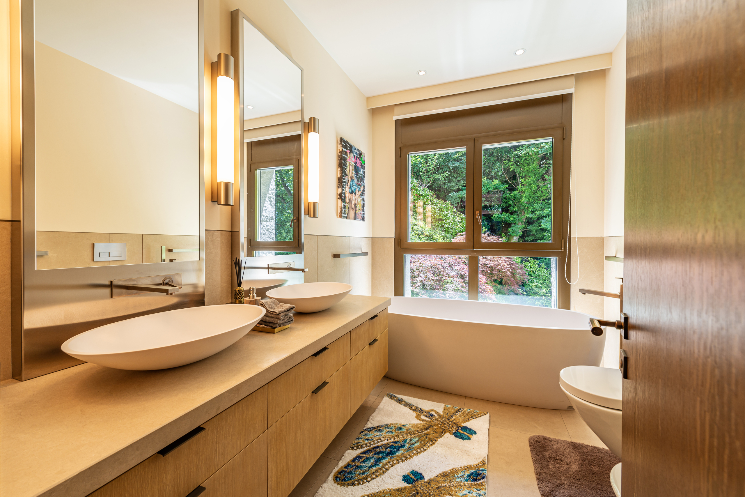 Modernes Badezimmer mit Doppelwaschtisch und Badewanne
