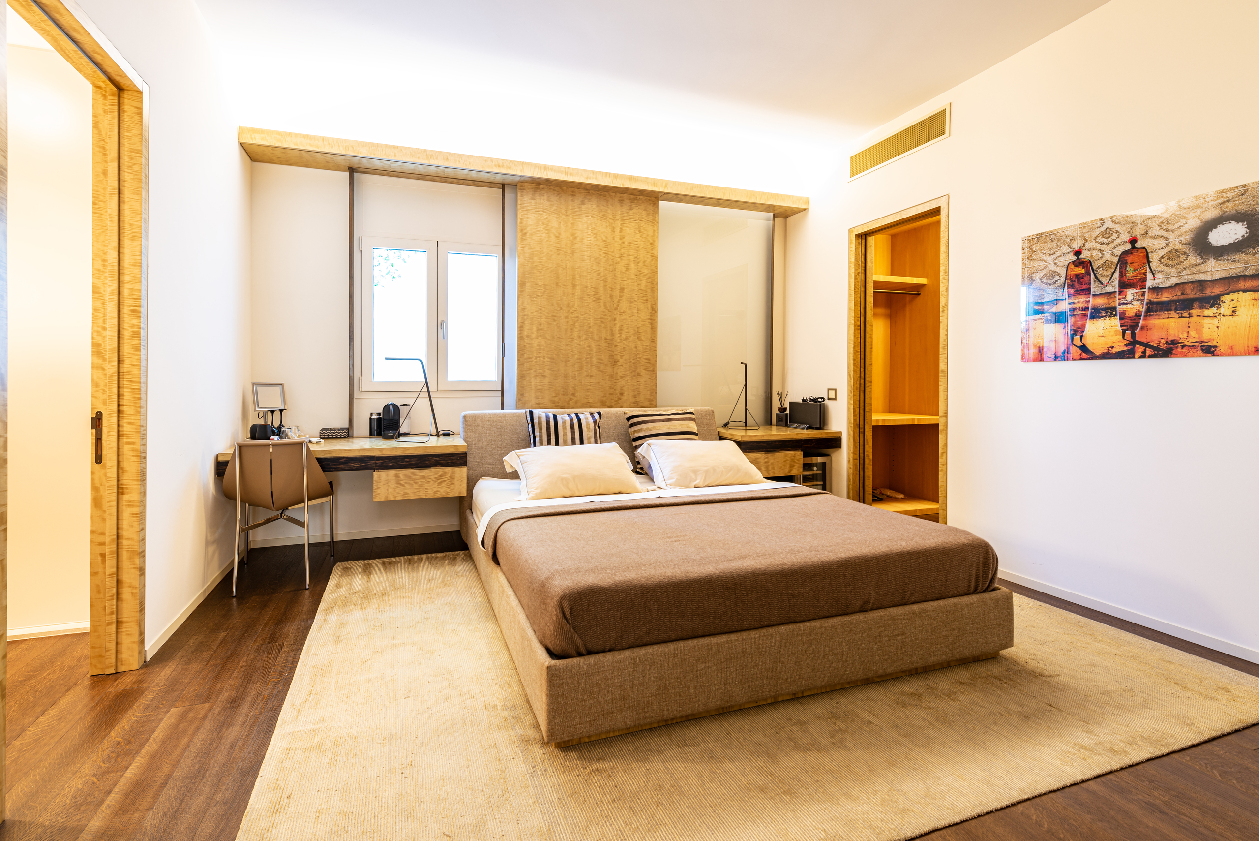 Modernes Schlafzimmer mit Holzakzenten