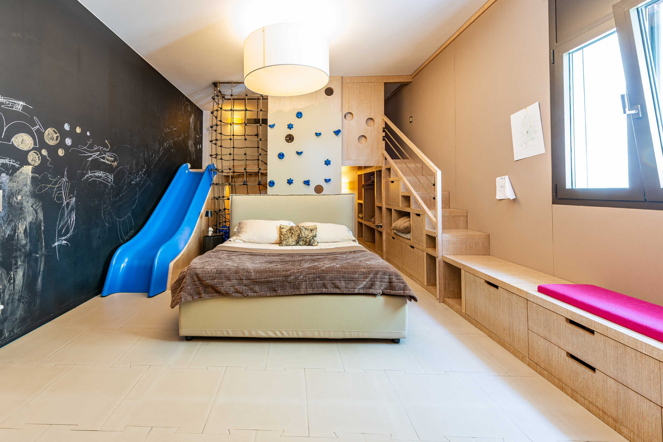 Kinderzimmer mit Spielbereich und Einbauten