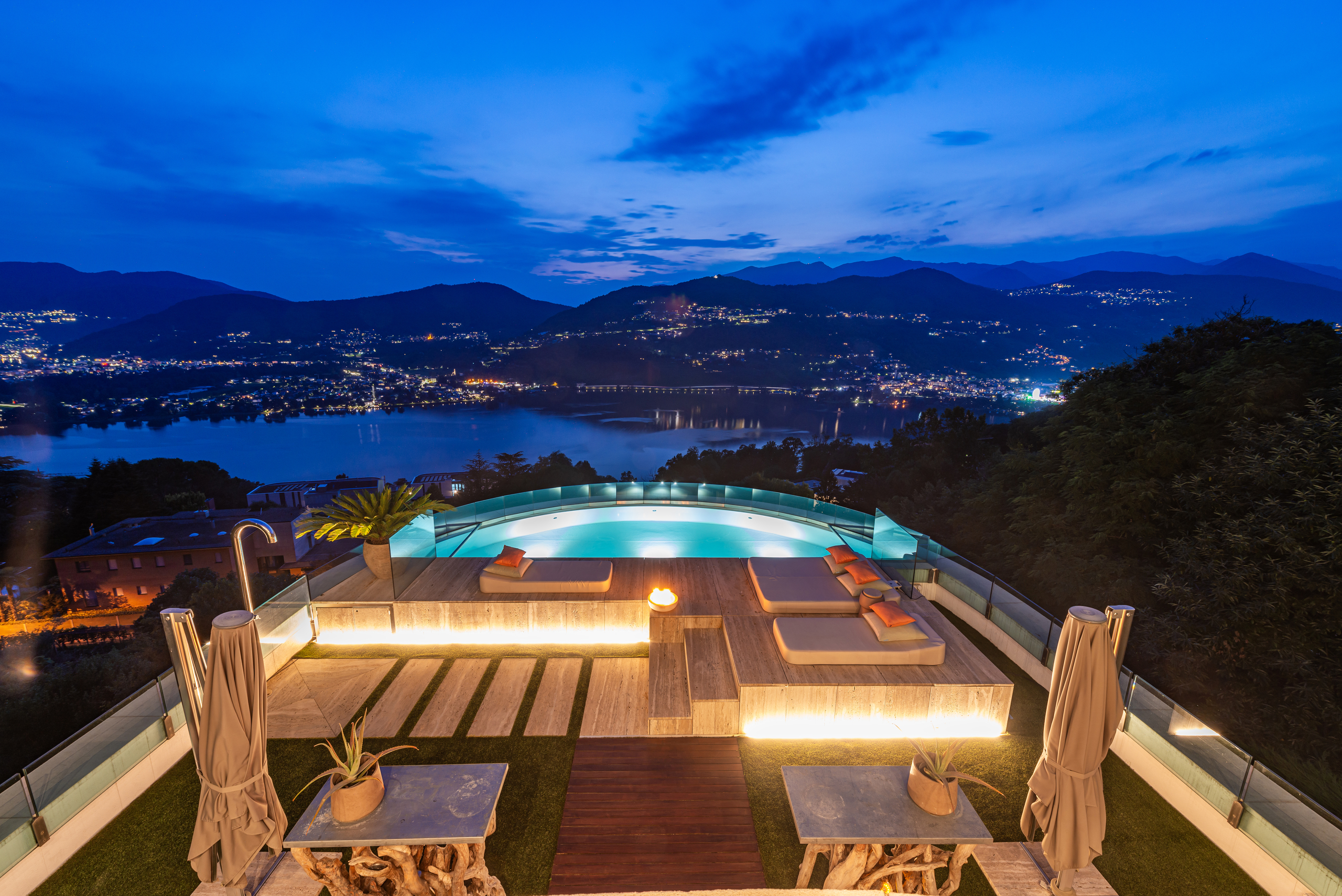 Luxuriöse Poolterrasse mit Panoramablick bei Nacht