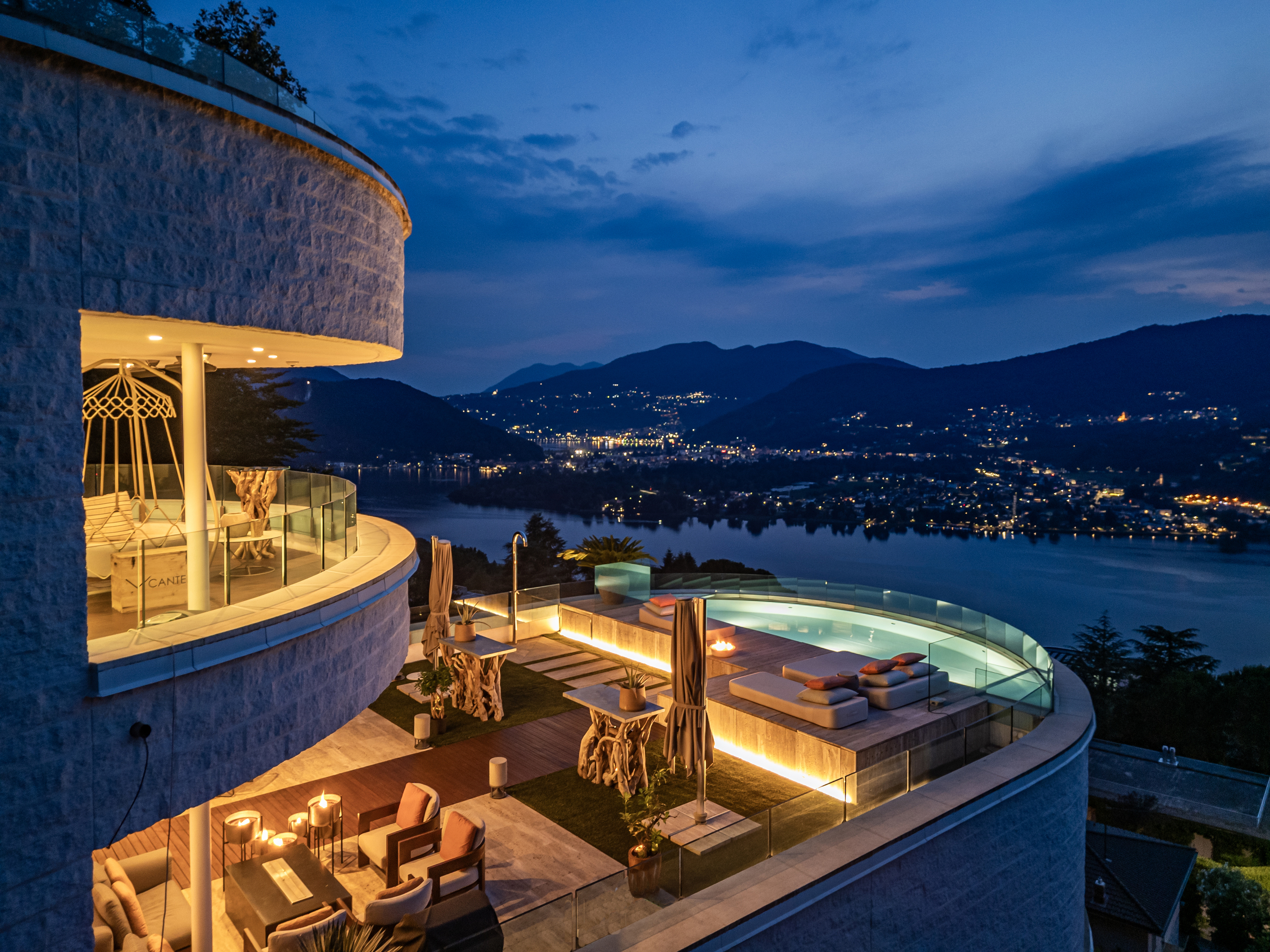 Luxuriöse Dachterrasse bei Nacht mit Seeblick