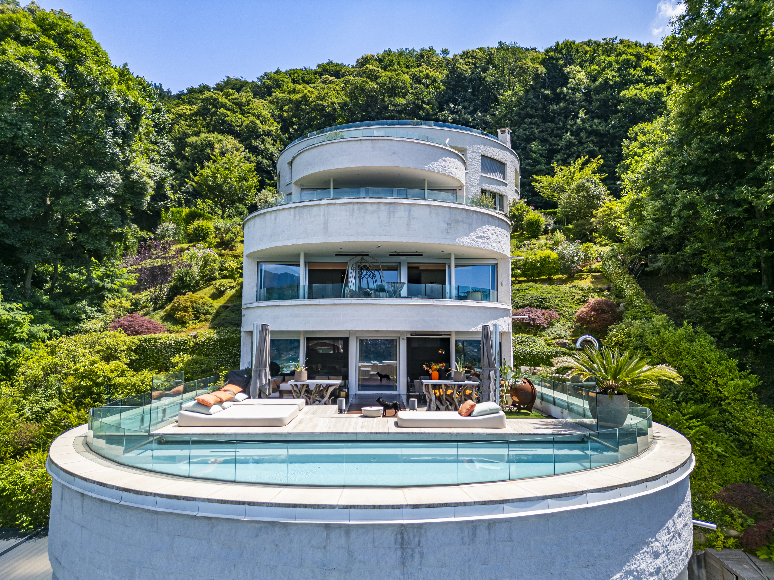 Moderne Villa mit Poolterrasse im Grünen