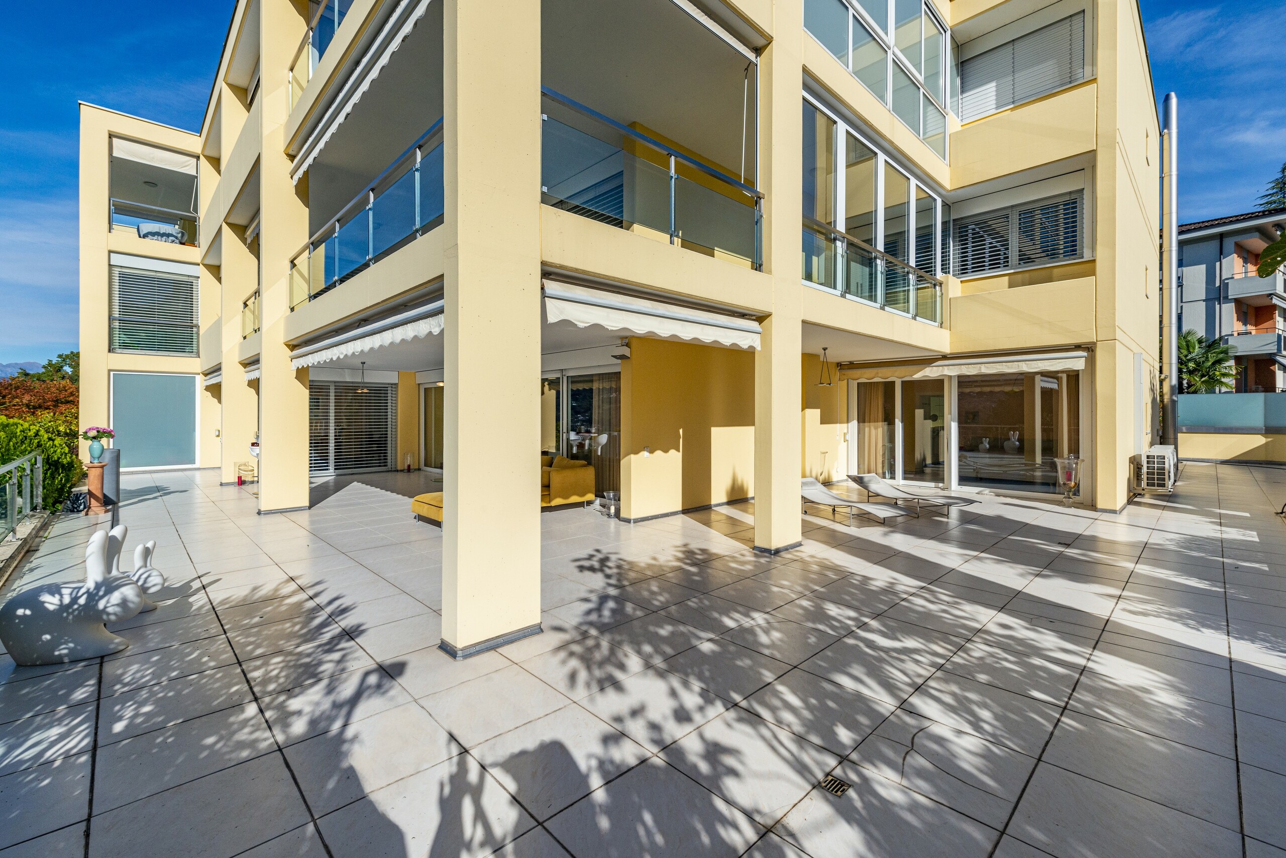 Große Terrassenansicht mit modernem Wohngebäude