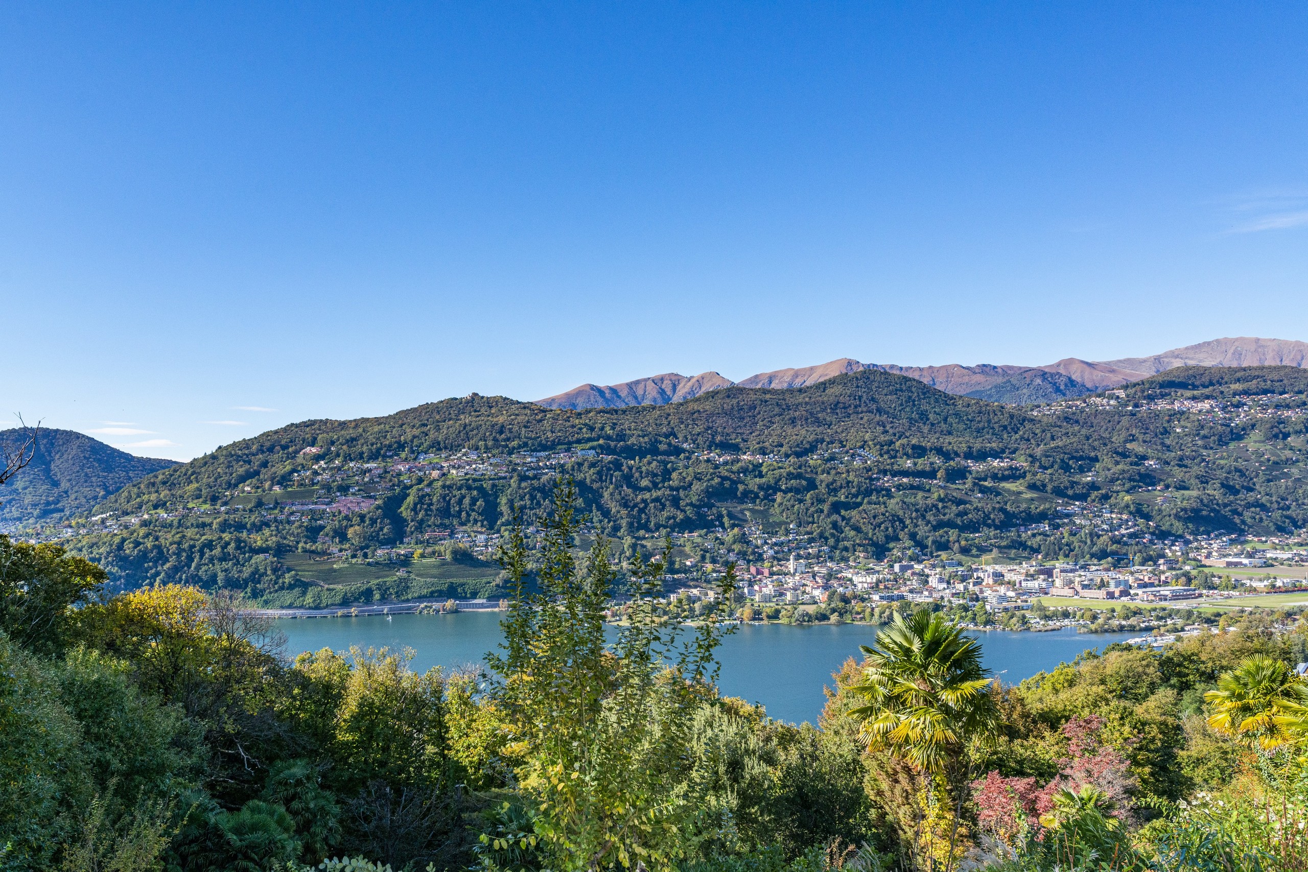 Panoramablick auf See und Berge