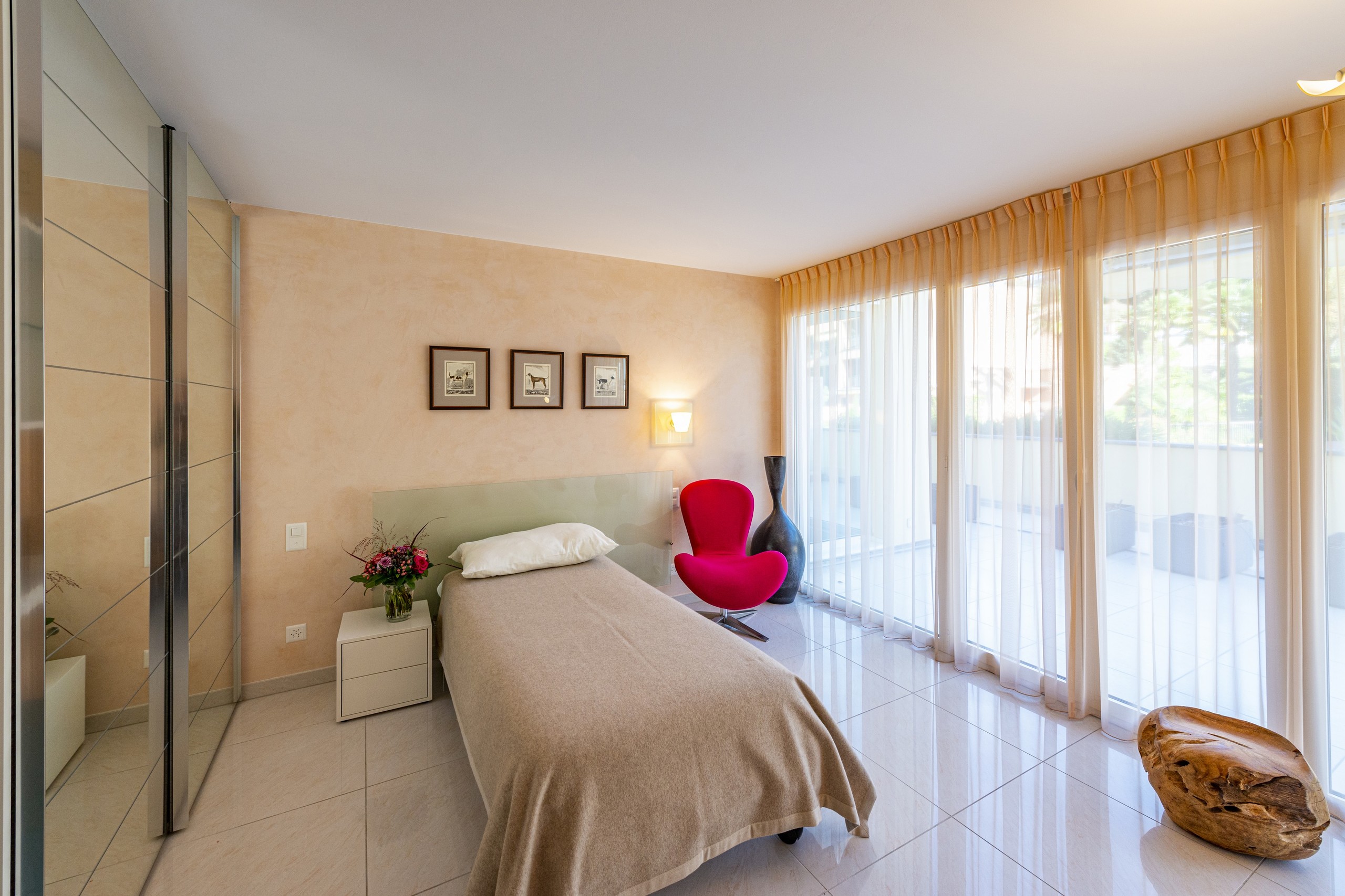Helles Schlafzimmer mit bodentiefen Fenstern und modernem Dekor