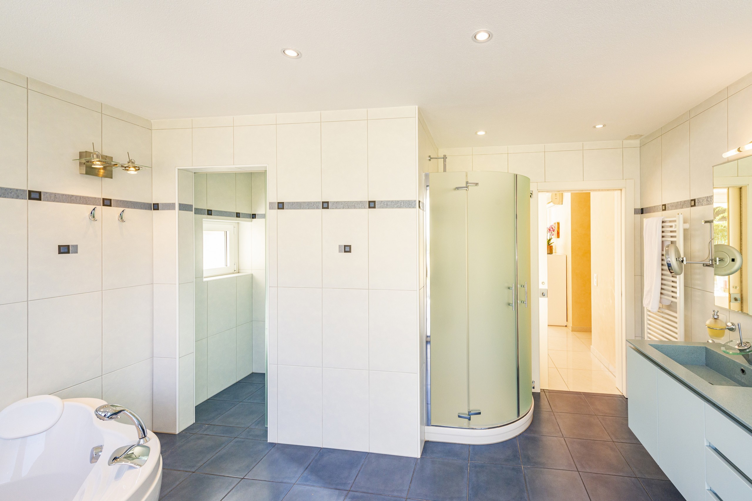 Modernes Badezimmer mit Dusche und Badewanne