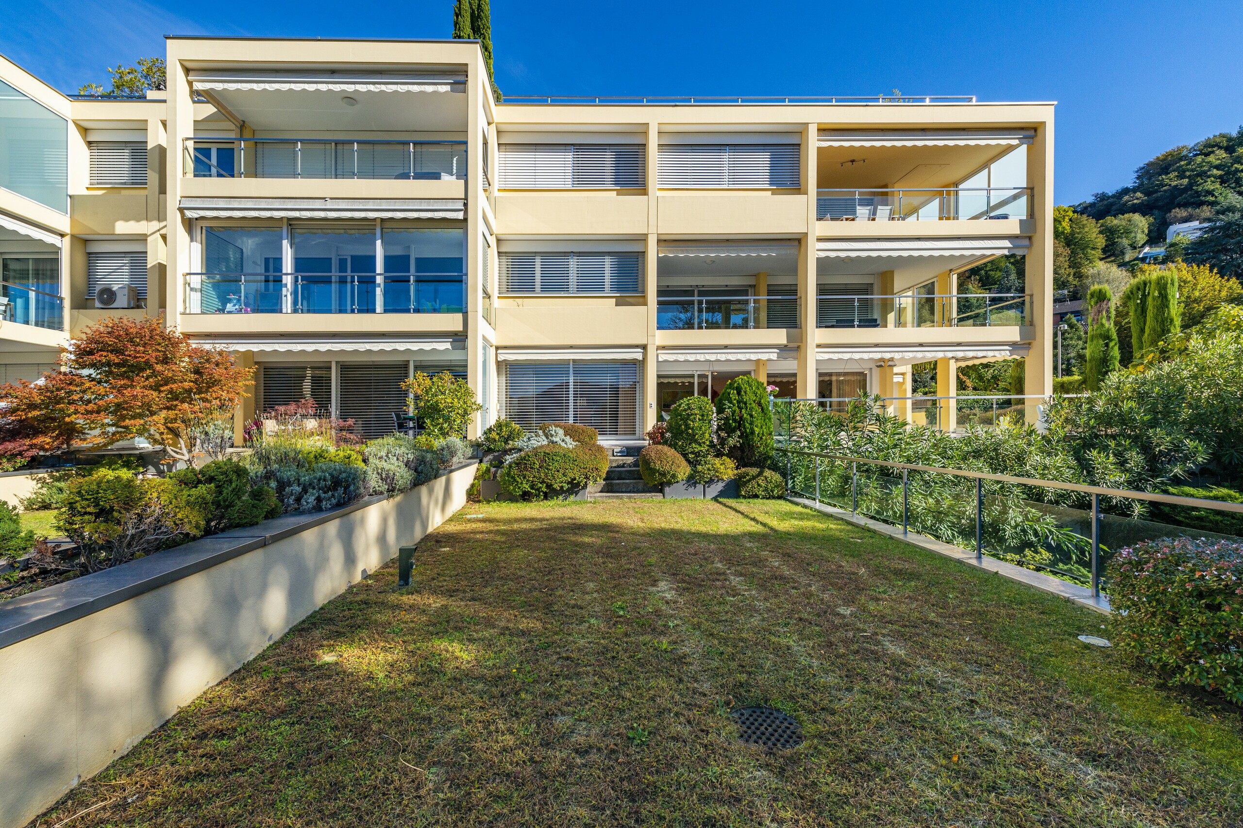 Moderne Wohnanlage mit Garten und Balkonen