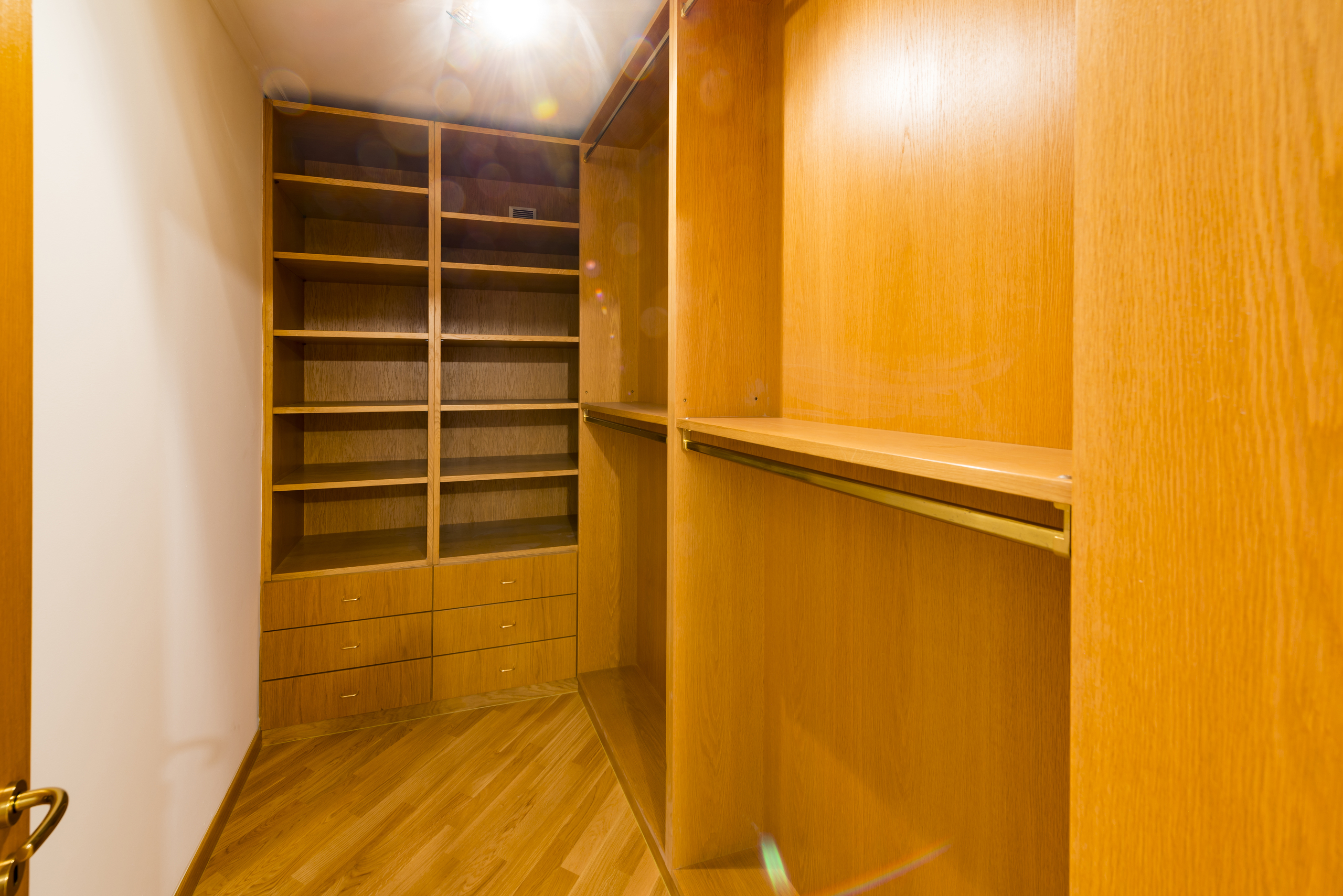 Begehbarer Kleiderschrank mit Holzregalen