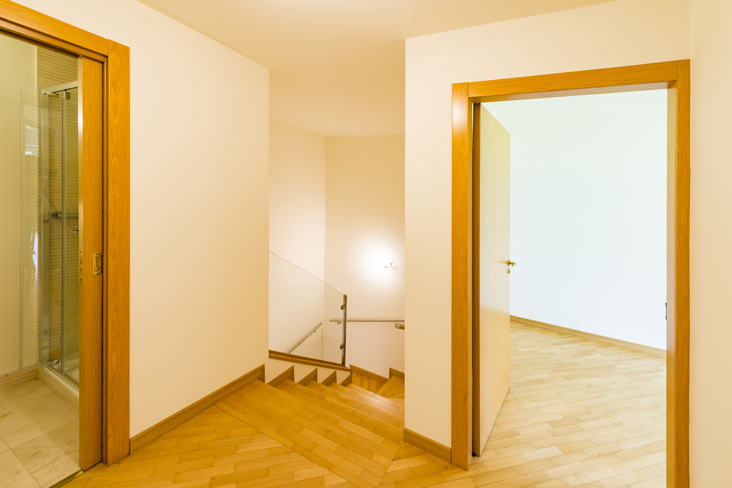 Treppenhaus mit zwei Türen