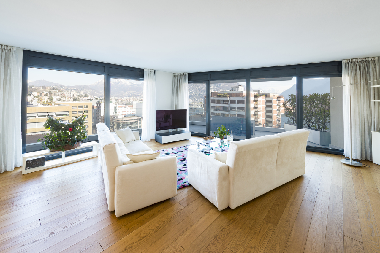 Helles Wohnzimmer mit Panoramafenstern und Stadtblick