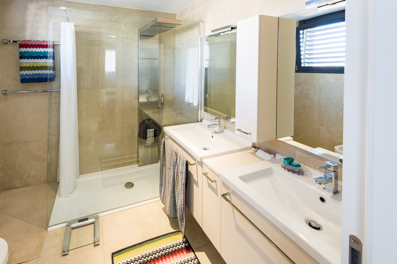 Modernes Badezimmer mit Doppelwaschbecken und Dusche