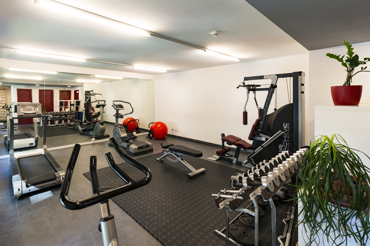 Heller Fitnessraum im Untergeschoss