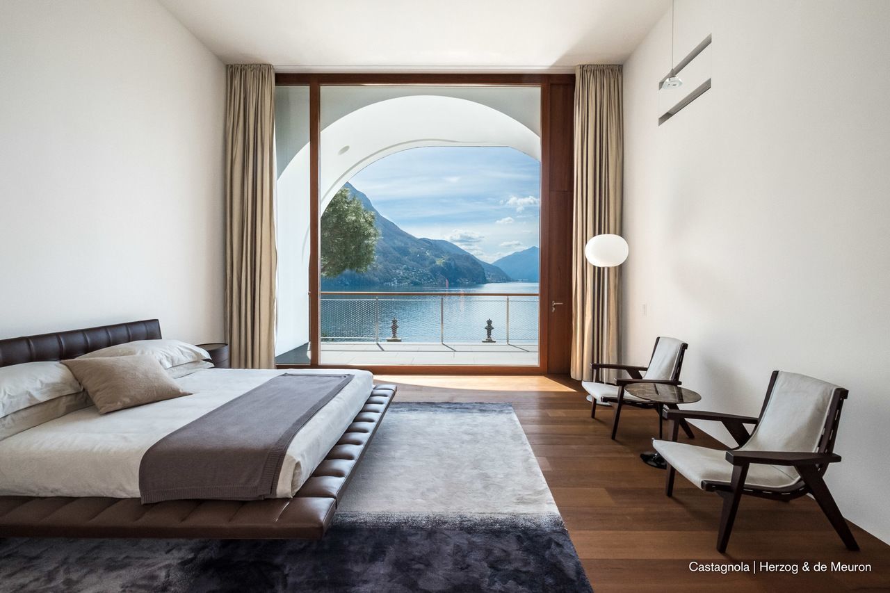 Schlafzimmer mit Seeblick