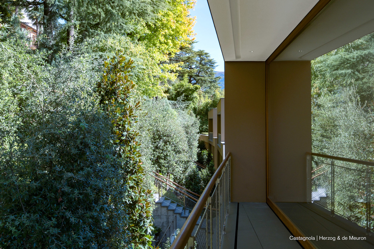 Balkon- bzw. Terrassenansicht mit viel Grün