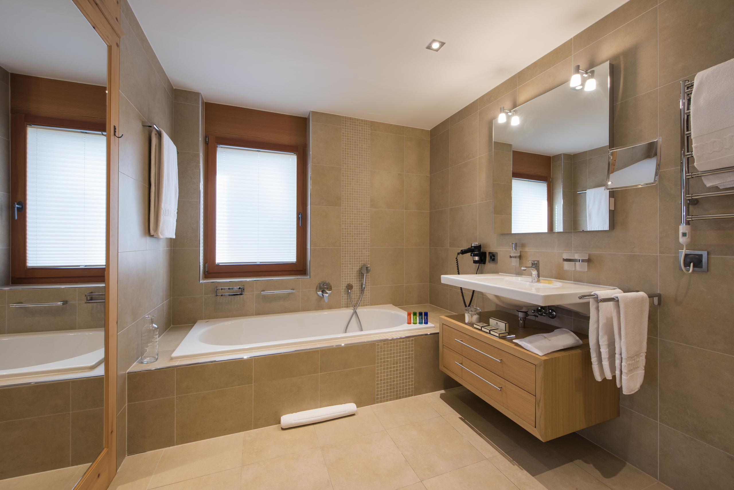 Modernes Badezimmer mit Badewanne und Waschtisch