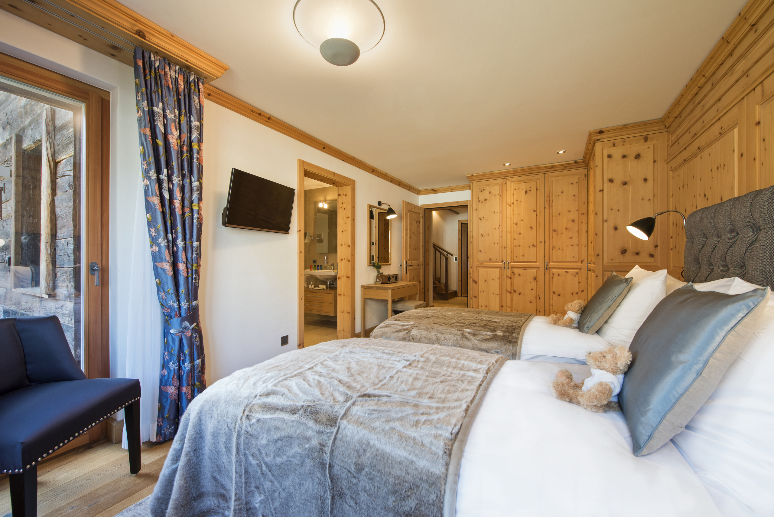 Gemütliches Schlafzimmer mit Holzvertäfelung