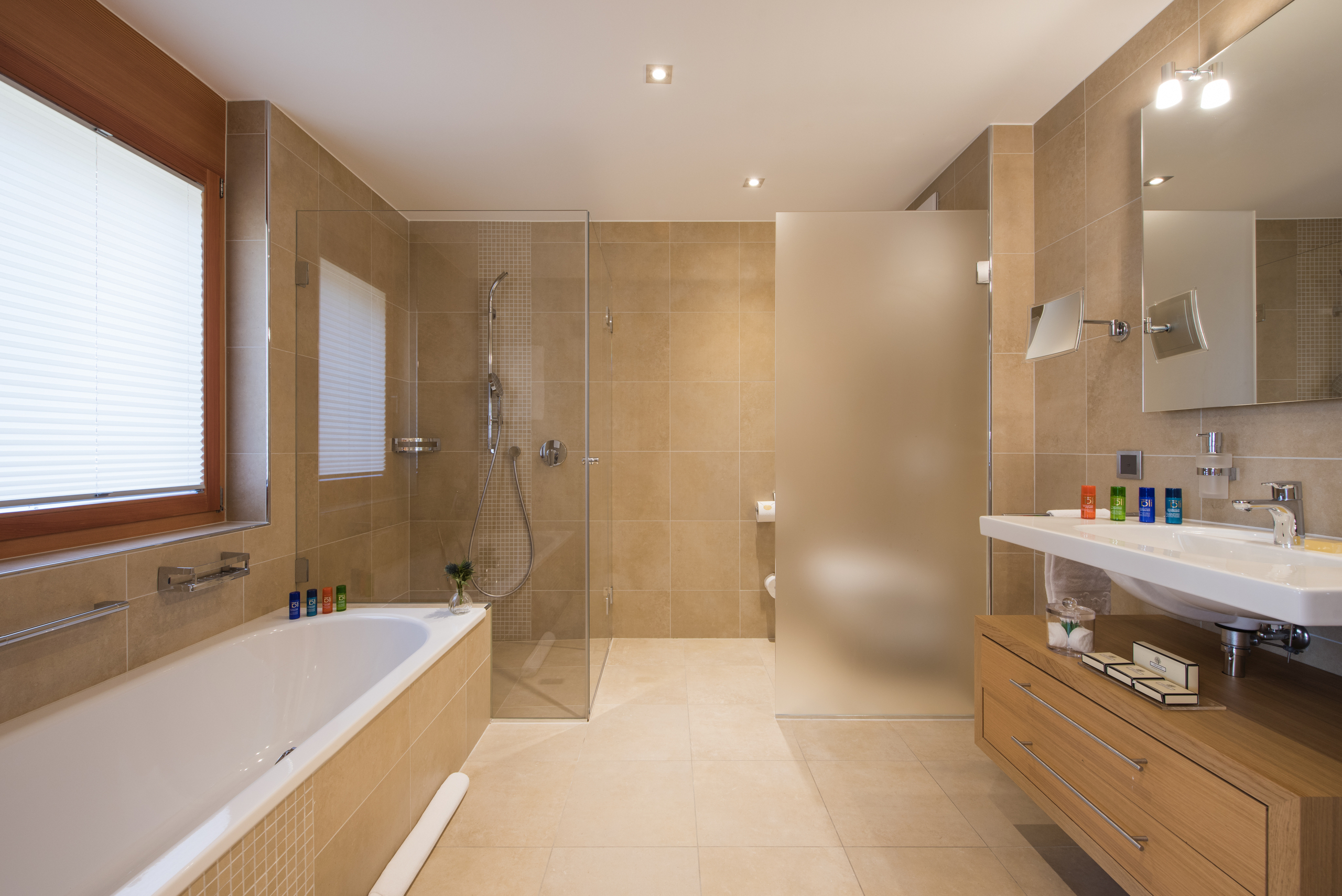Modernes Badezimmer mit Wanne, Dusche und Waschtisch