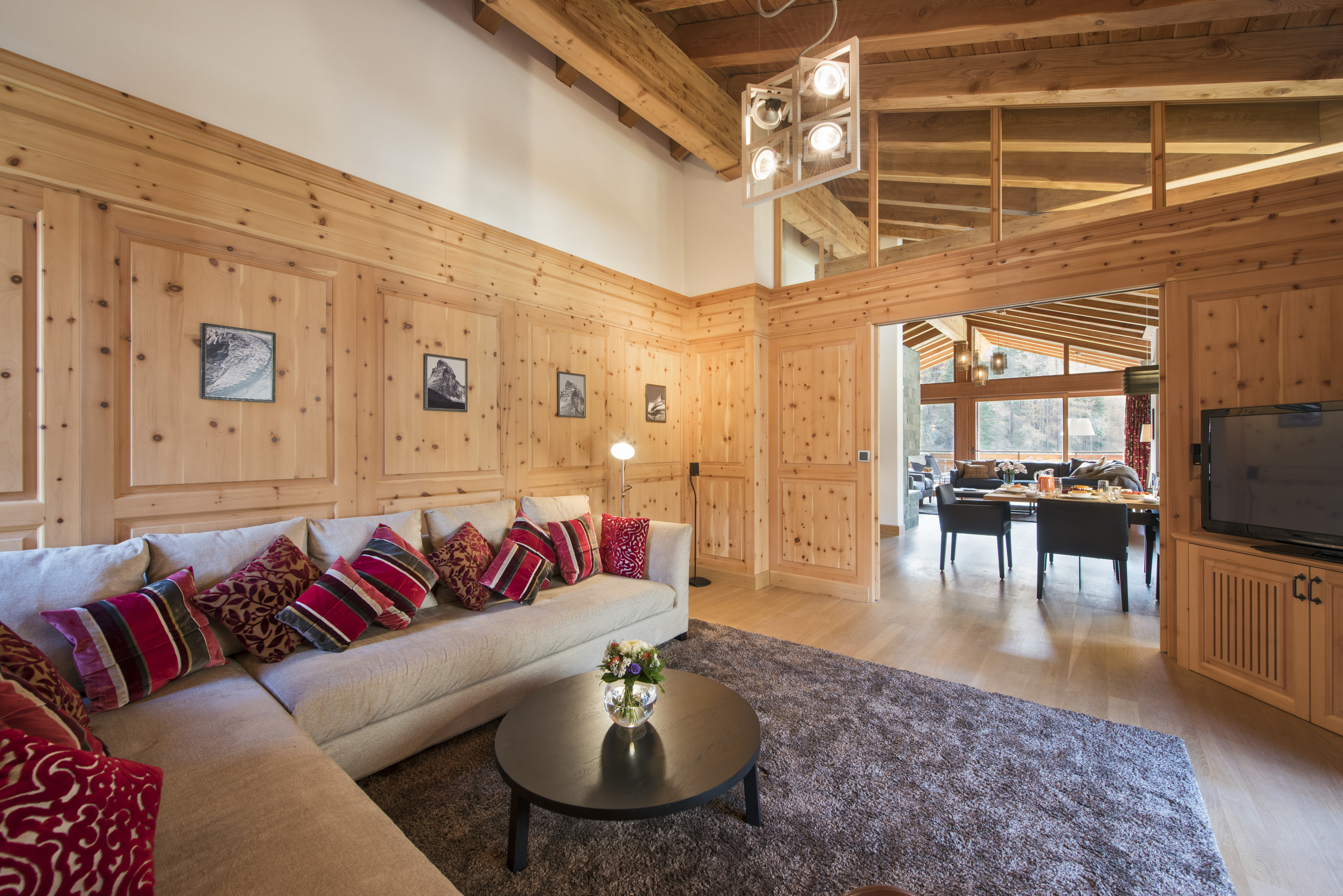 Gemütliches Chalet-Wohnzimmer mit offener Raumwirkung