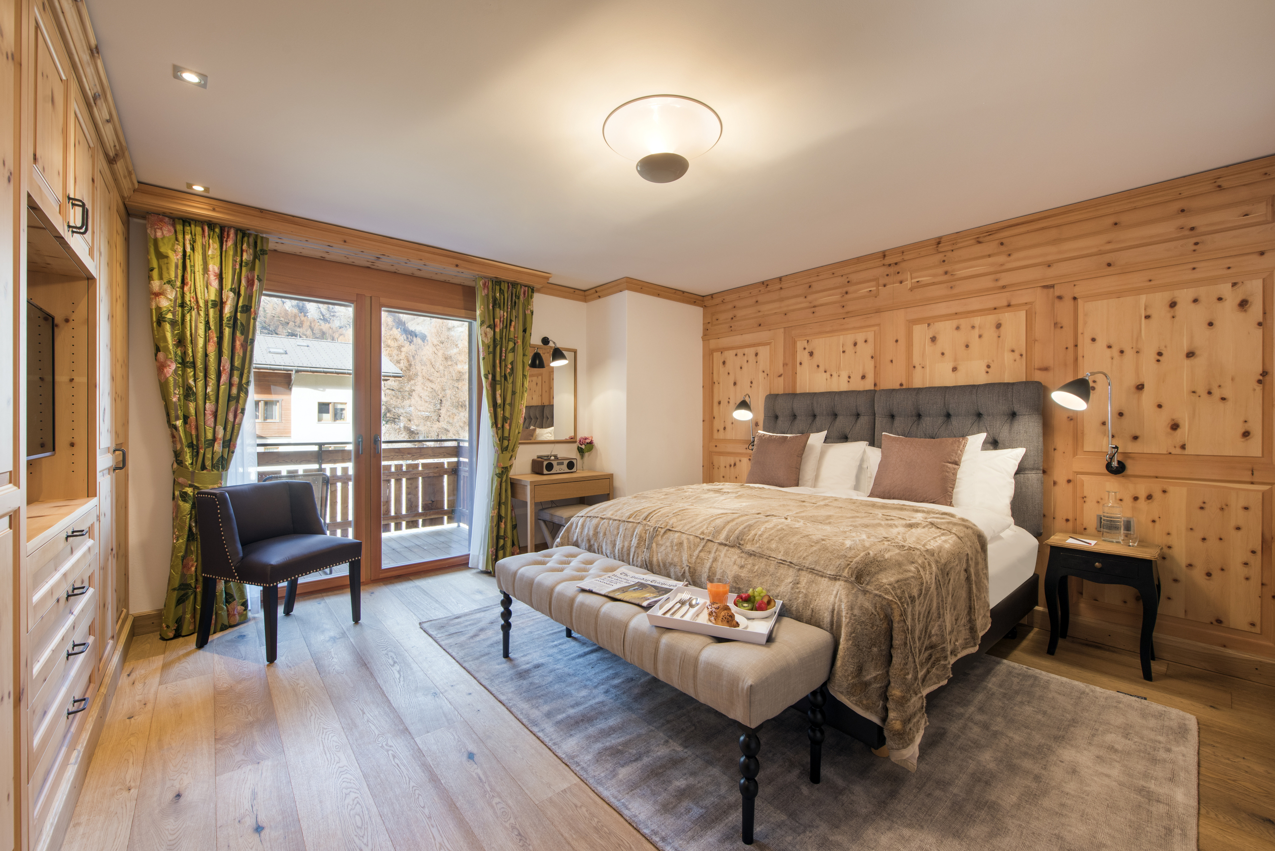 Gemütliches Schlafzimmer mit Balkonblick