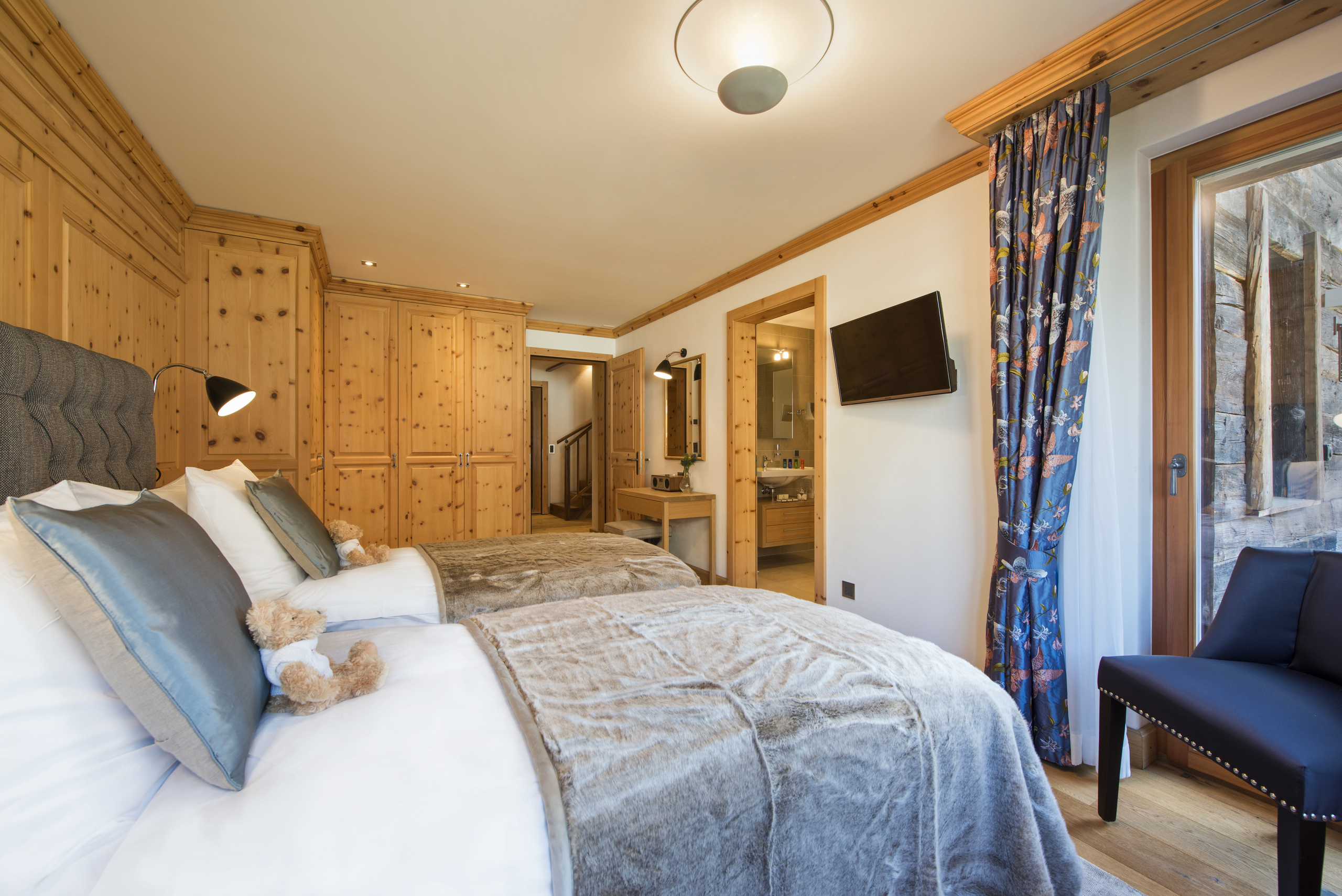Gemütliches Schlafzimmer mit viel Holz
