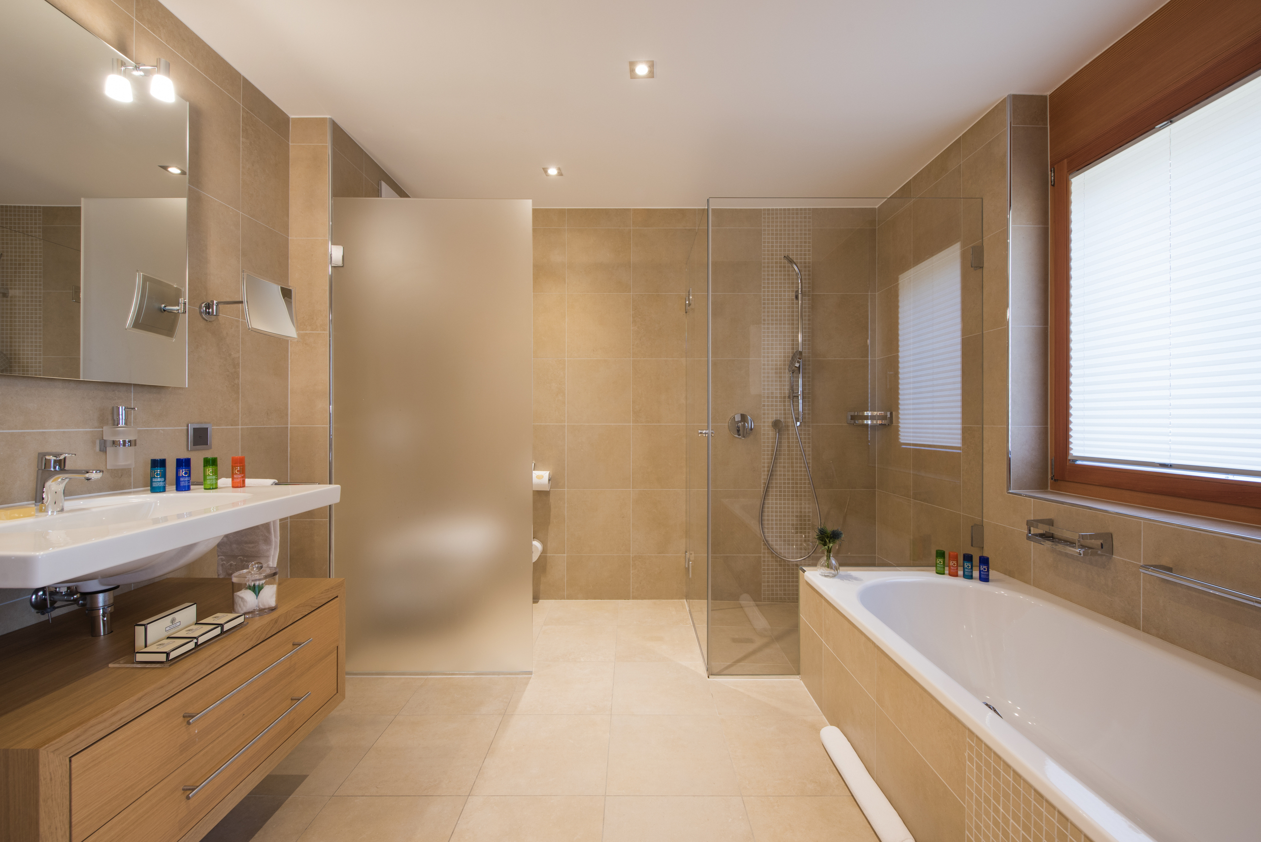 Modernes Badezimmer mit Wanne und Glasdusche