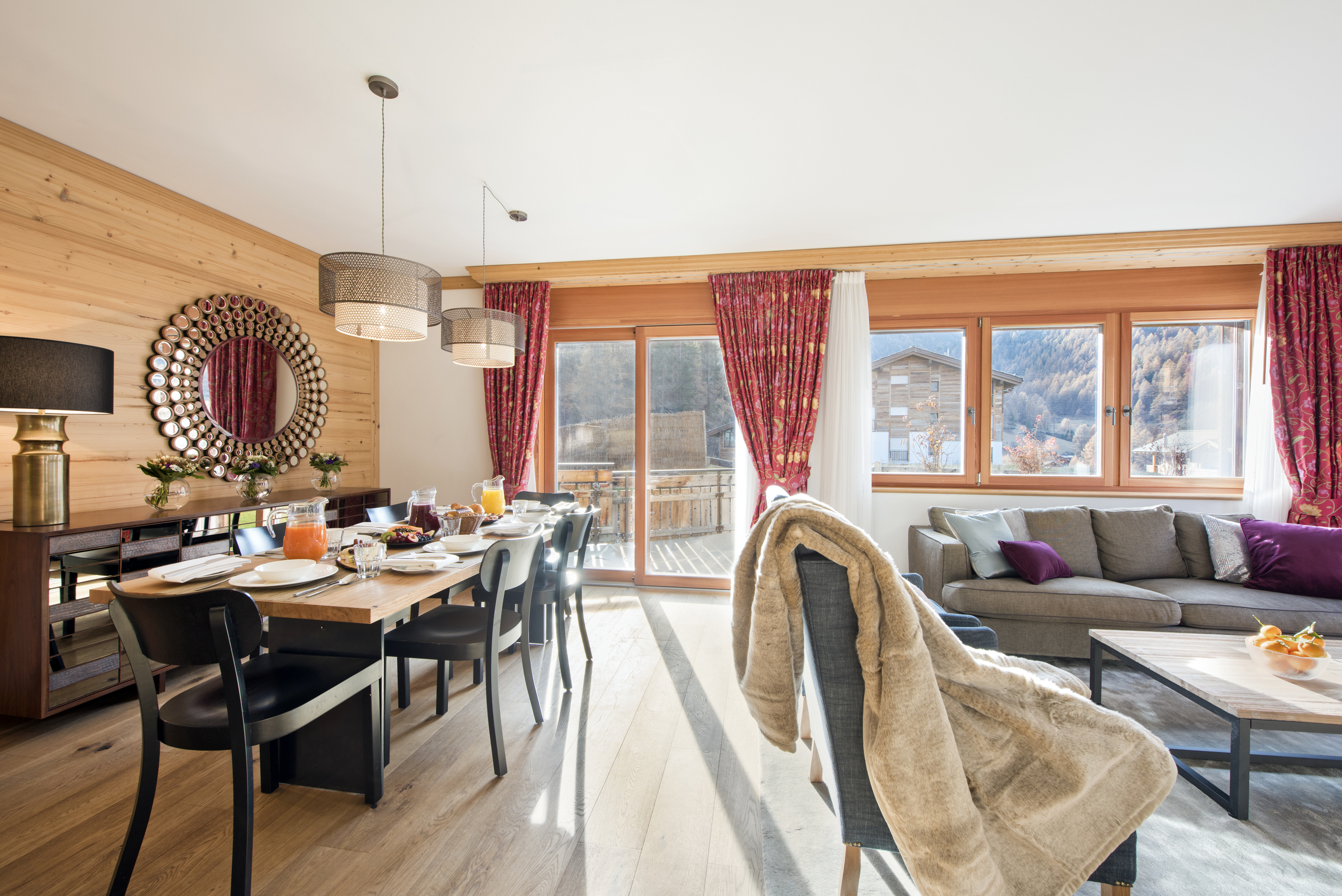 Helles Wohn- und Esszimmer mit Bergblick