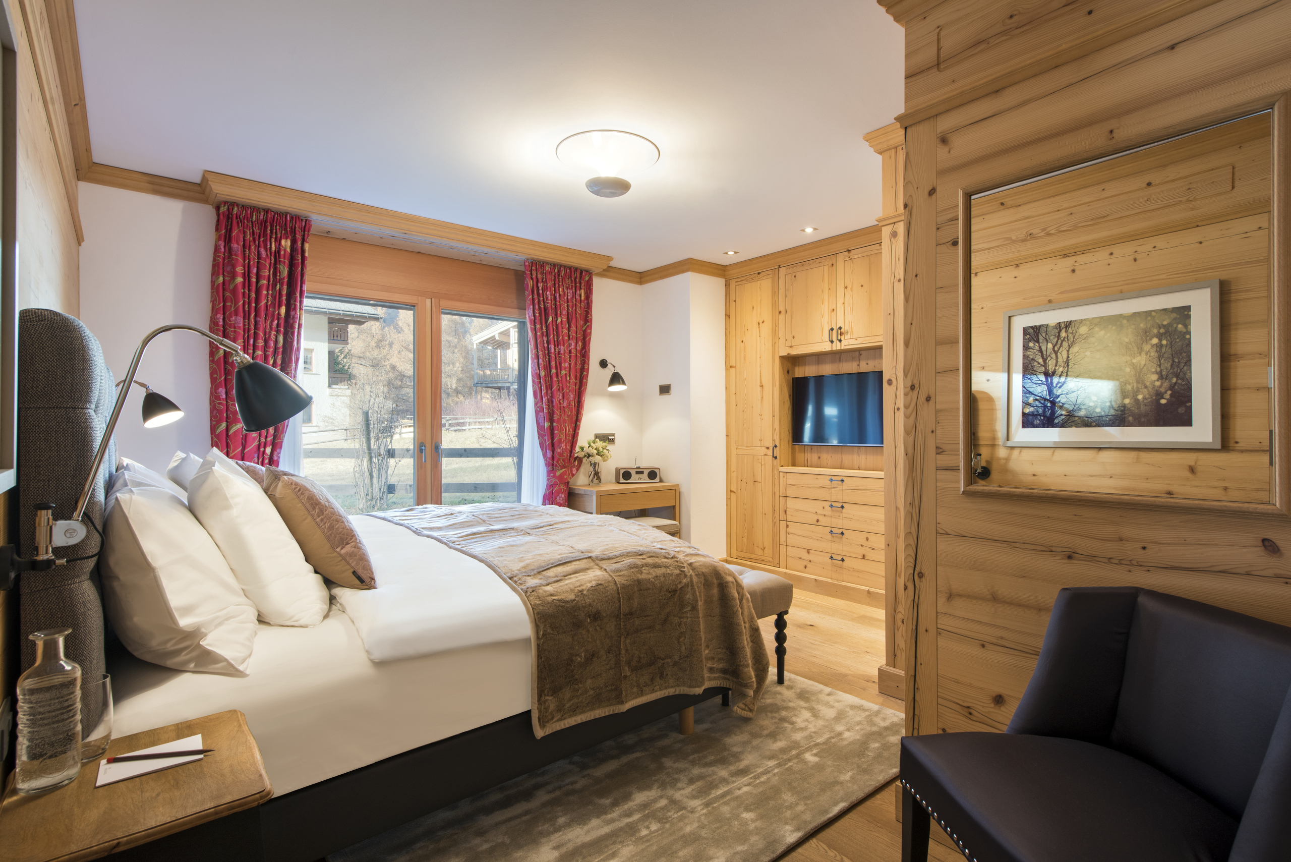 Gemütliches Schlafzimmer mit Holzvertäfelung