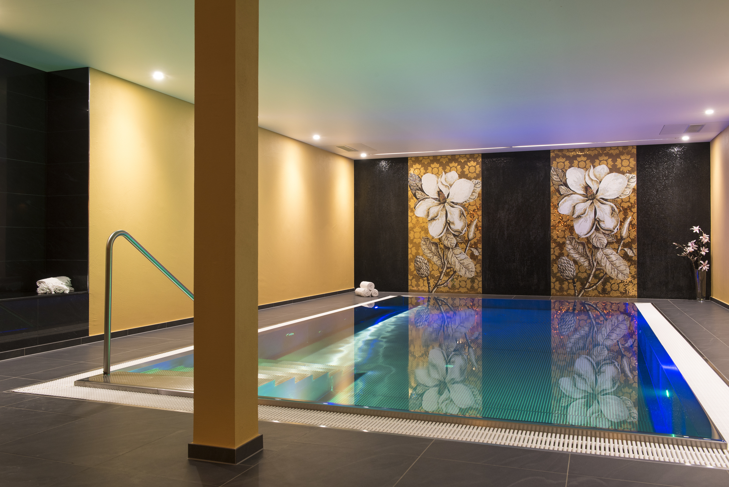 Innenpool mit Spa-Ambiente