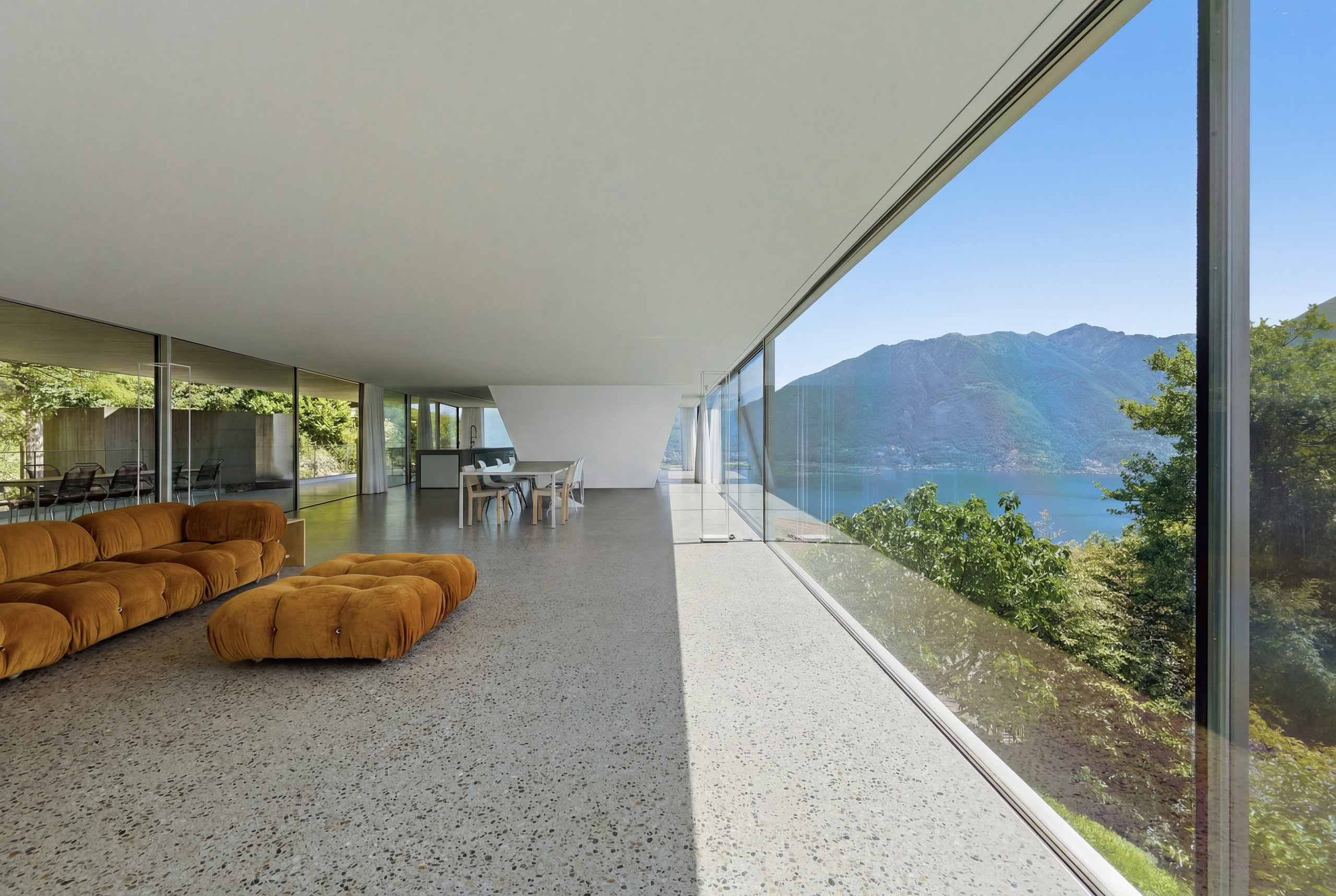 Luxuriöser Wohnraum mit Panoramaverglasung und Seeblick