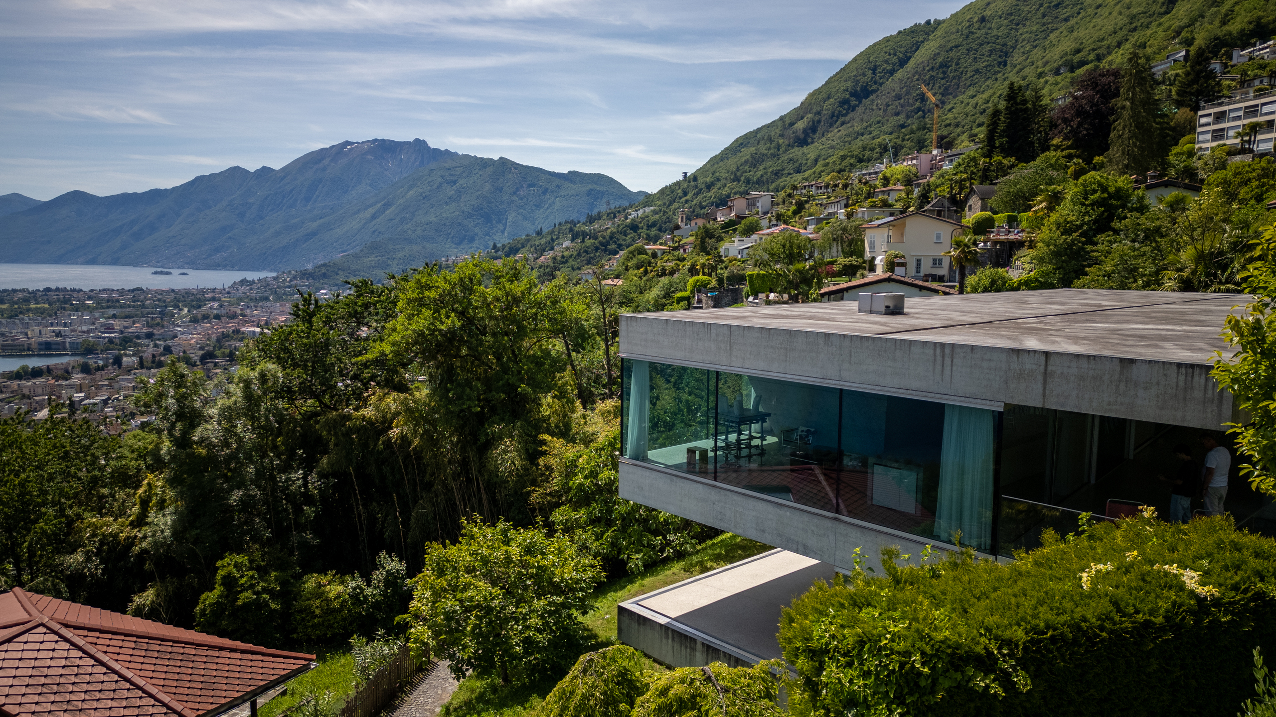 Moderne Hanglage mit Seeblick