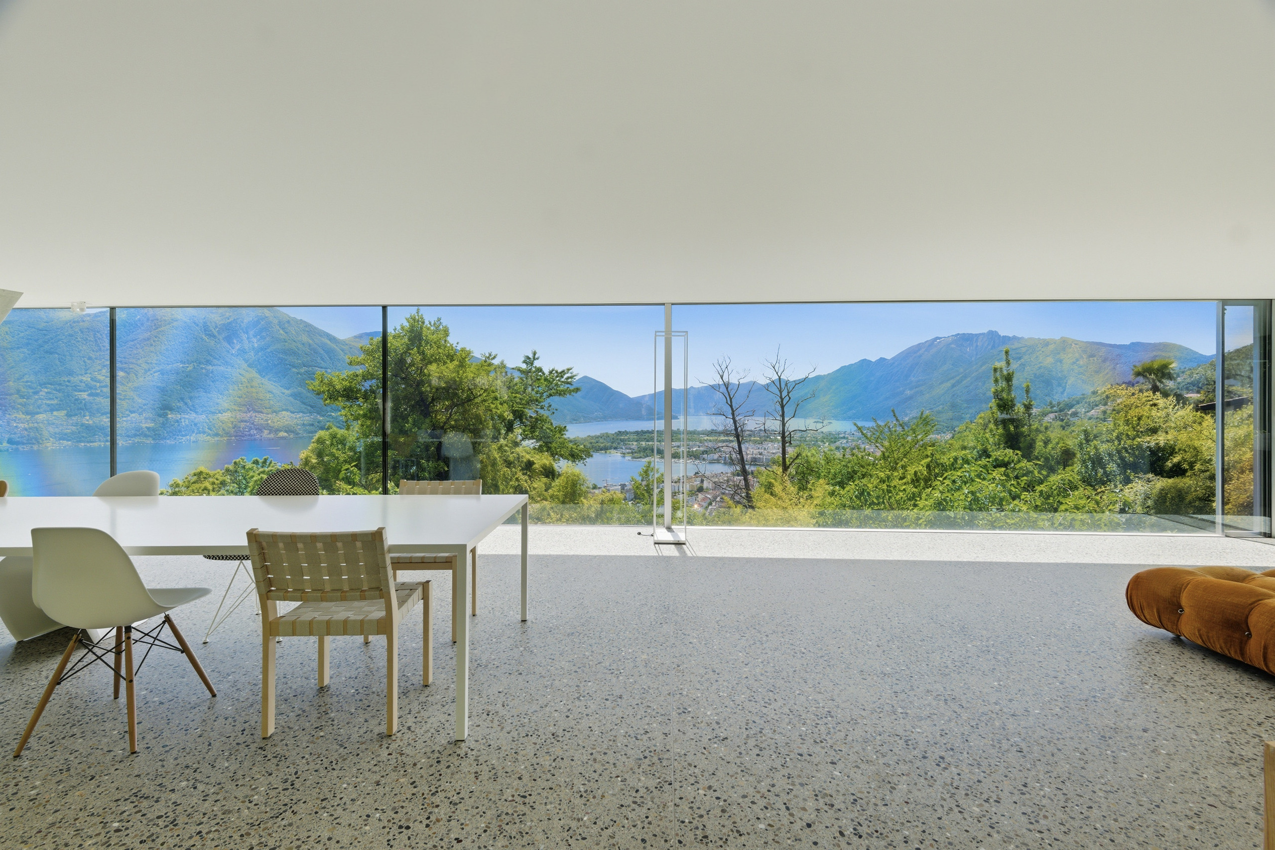Panorama-Wohnraum mit See- und Bergblick