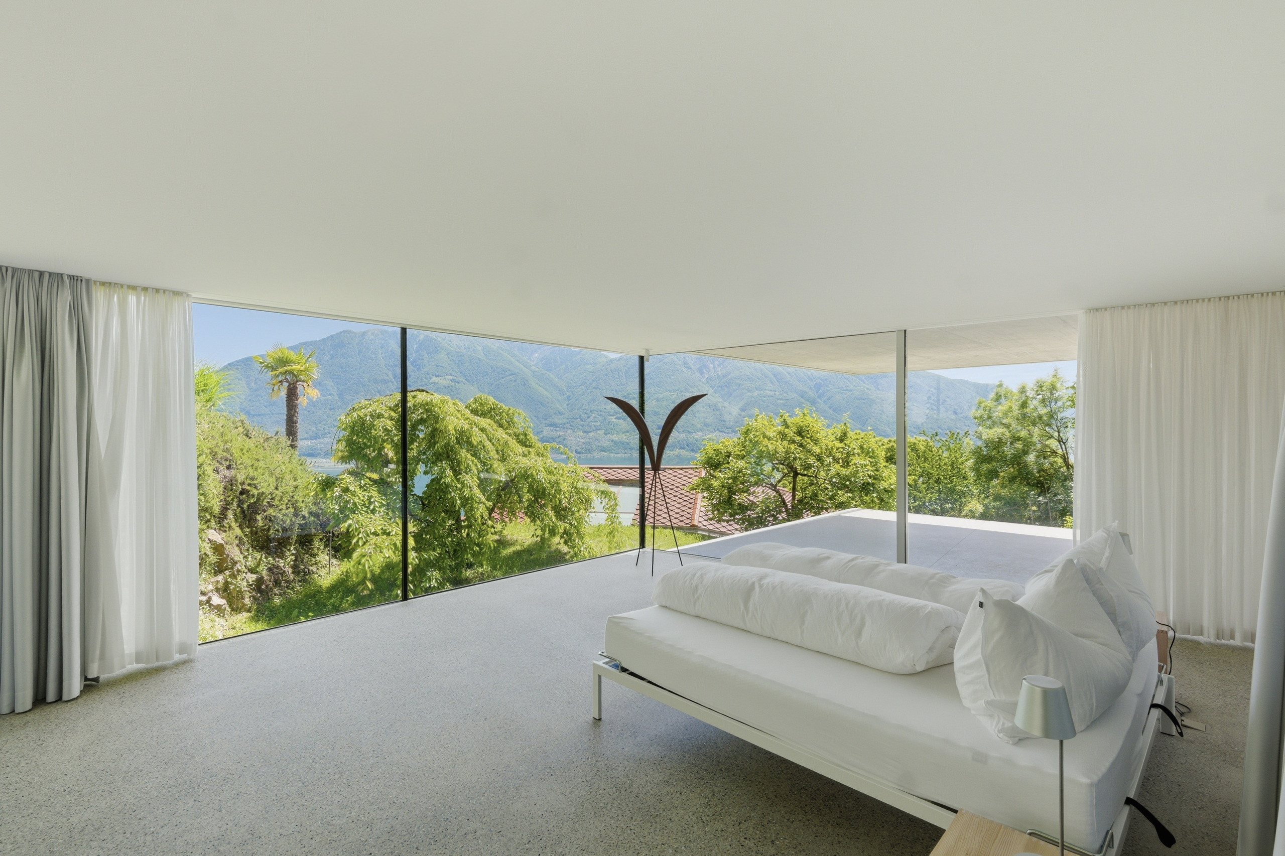 Modernes Schlafzimmer mit Panoramablick