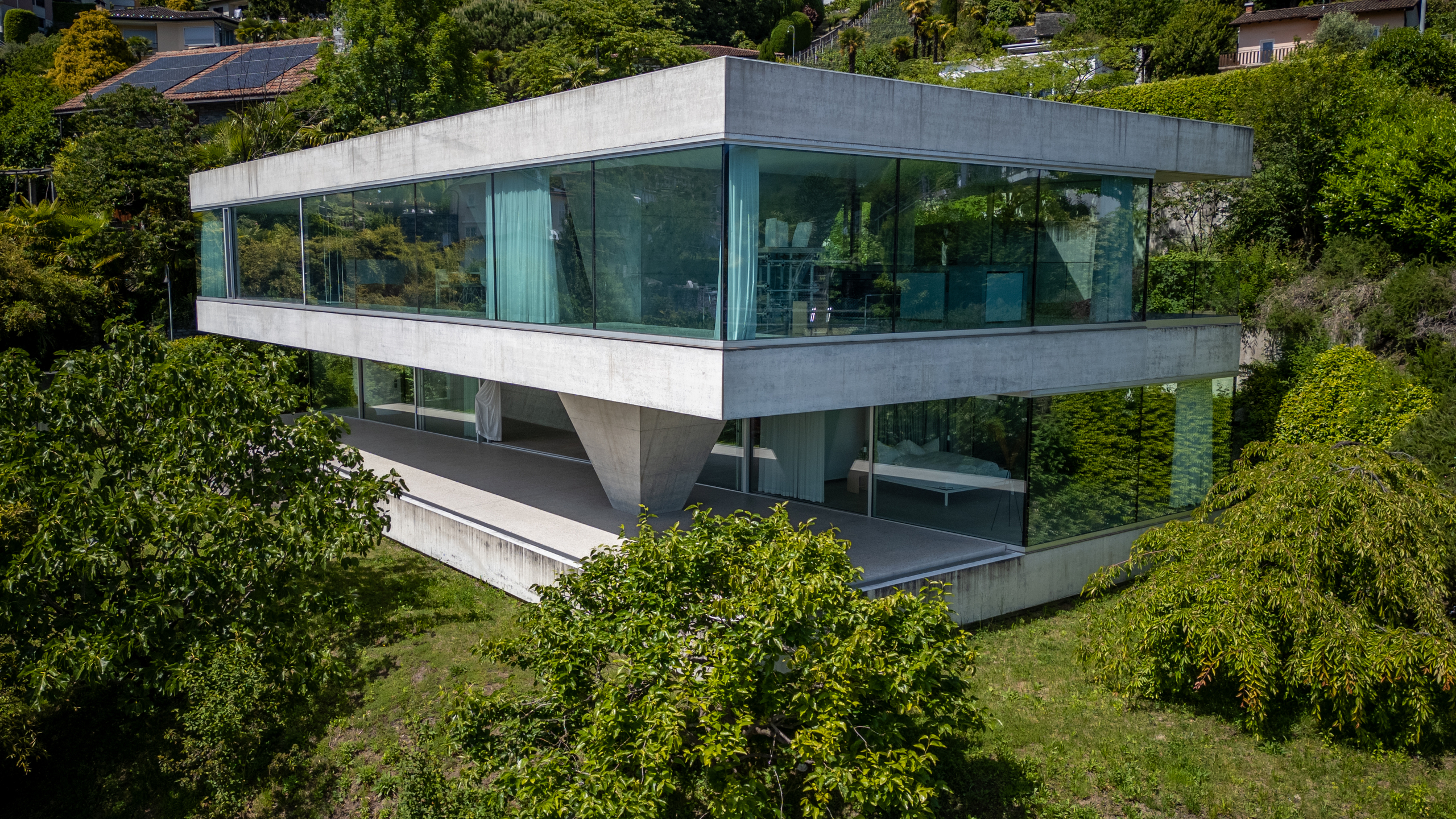 Moderne Glasbeton-Villa im Grünen
