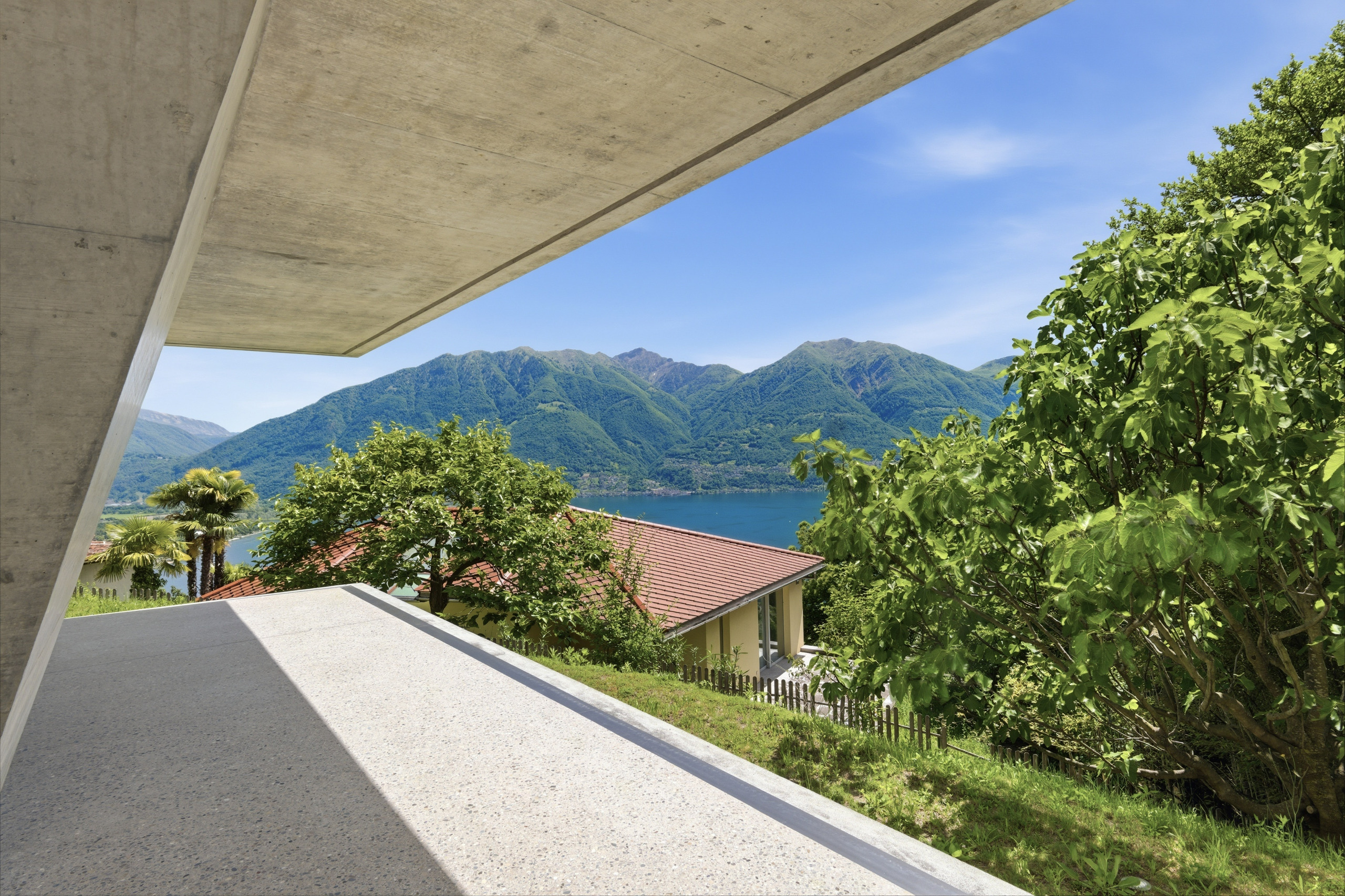 Terrasse mit Berg- und Seeblick