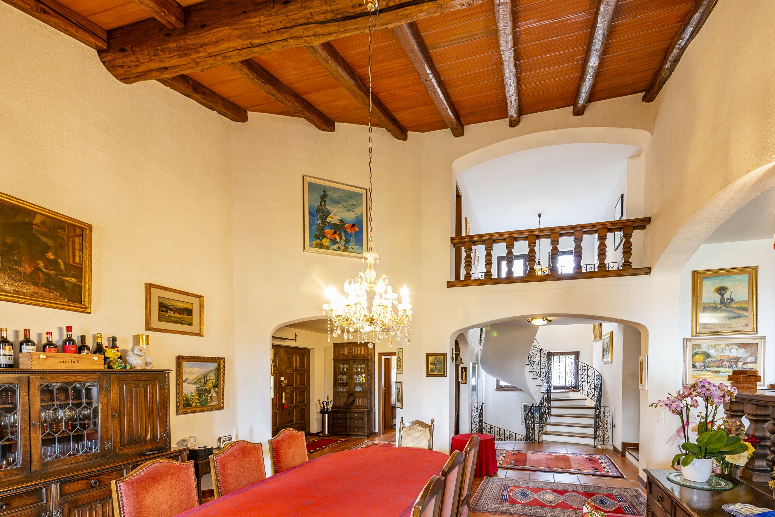 Eleganter Wohn- und Essraum mit Galerie